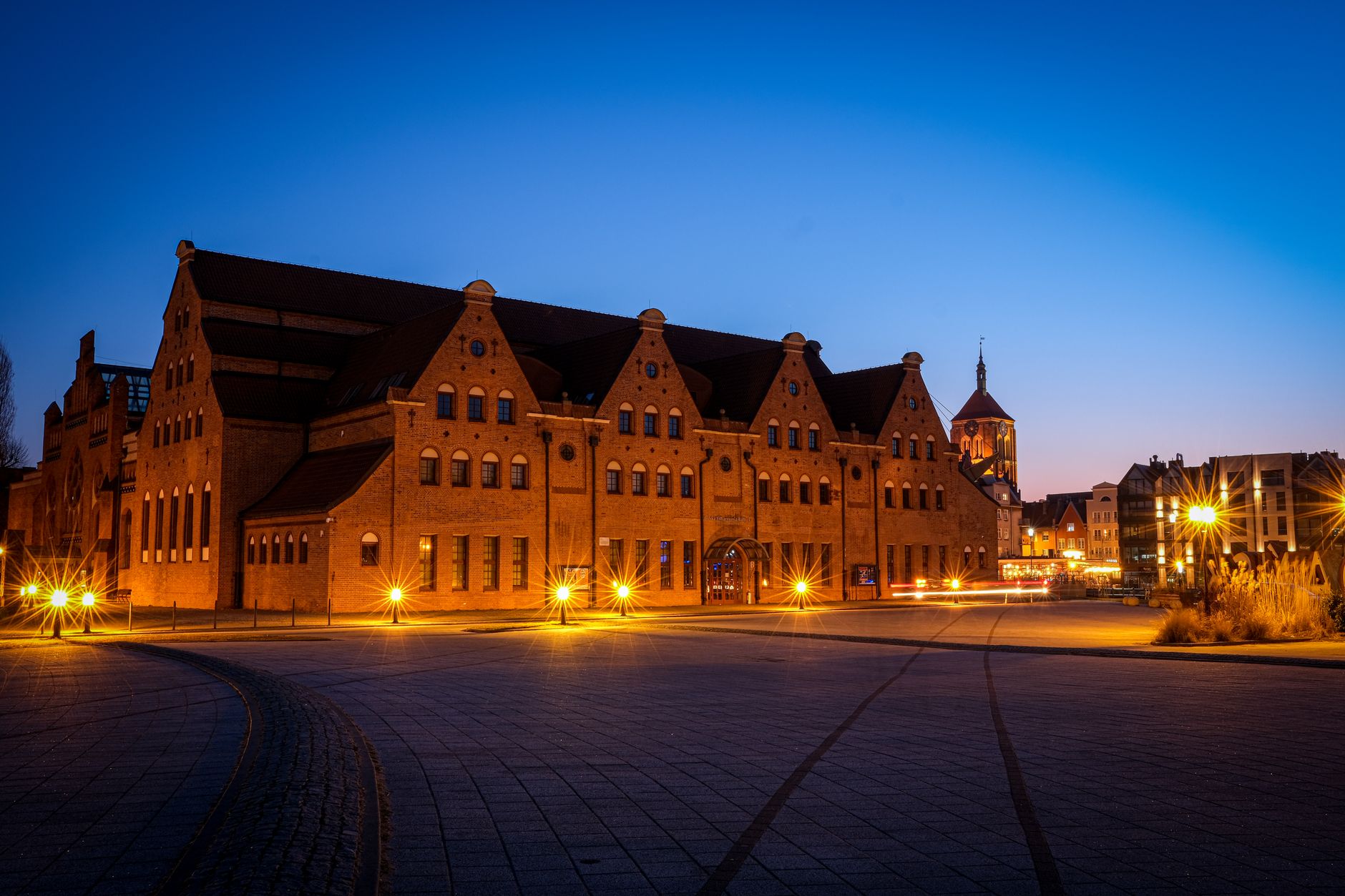 A stunning night view of an illuminated neo-gothic building in Gdańsk, Poland. — Trójmiasto