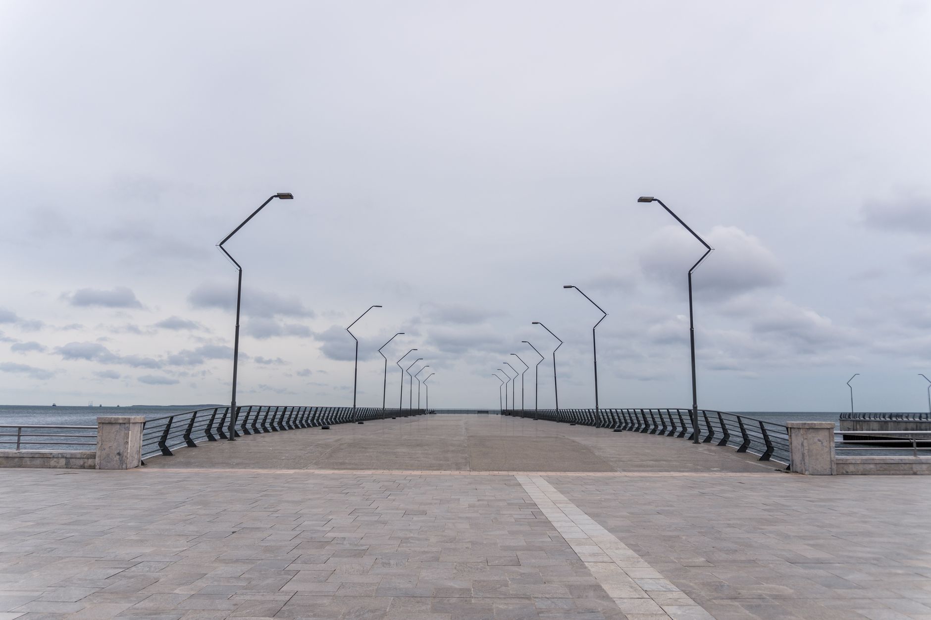 A tranquil view of an empty promenade with street lamps by the Caspian Sea in Baku. — Trójmiasto