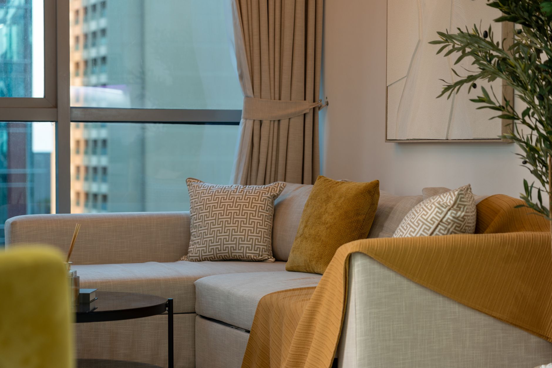 Elegant modern living room in Dubai featuring a cozy sofa and stylish decor. — Trójmiasto