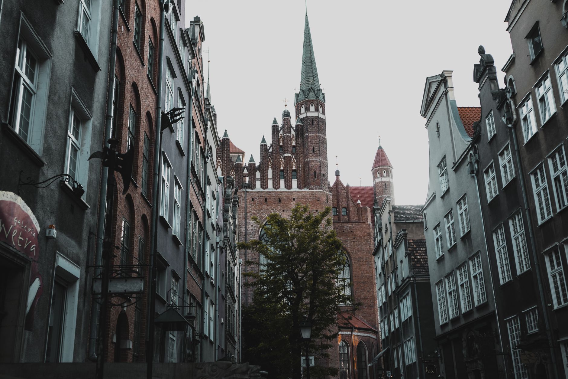 Charming view of historic architecture and a cathedral tower in Gdańsk, Poland. — Trójmiasto