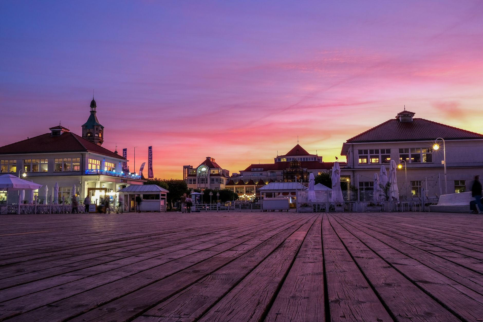 Captivating sunset at Sopot Pier, showcasing vibrant skies and historical architecture. — Trójmiasto