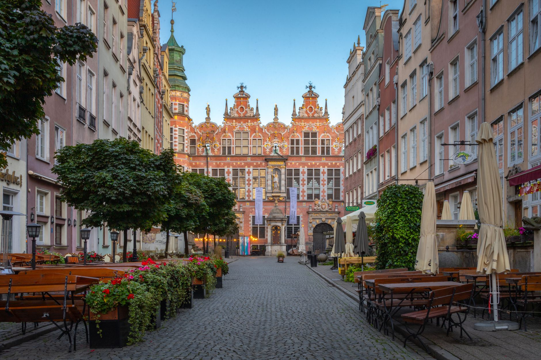 Explore the picturesque architecture and charm of Gdańsk's historic streets, featuring colorful facades and vibrant atmosphere. — Trójmiasto