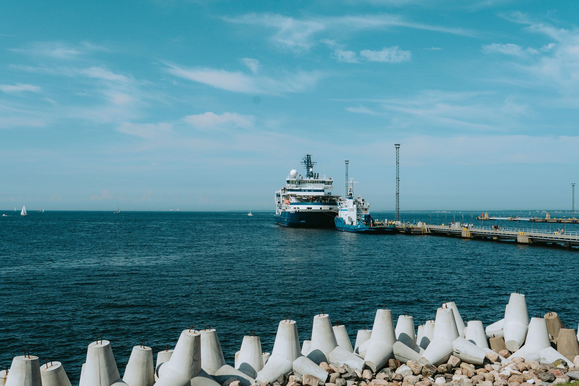 Scenic view of a cruise ship docked at Tallinn Harbor, capturing Estonia's coastal charm. — Trójmiasto