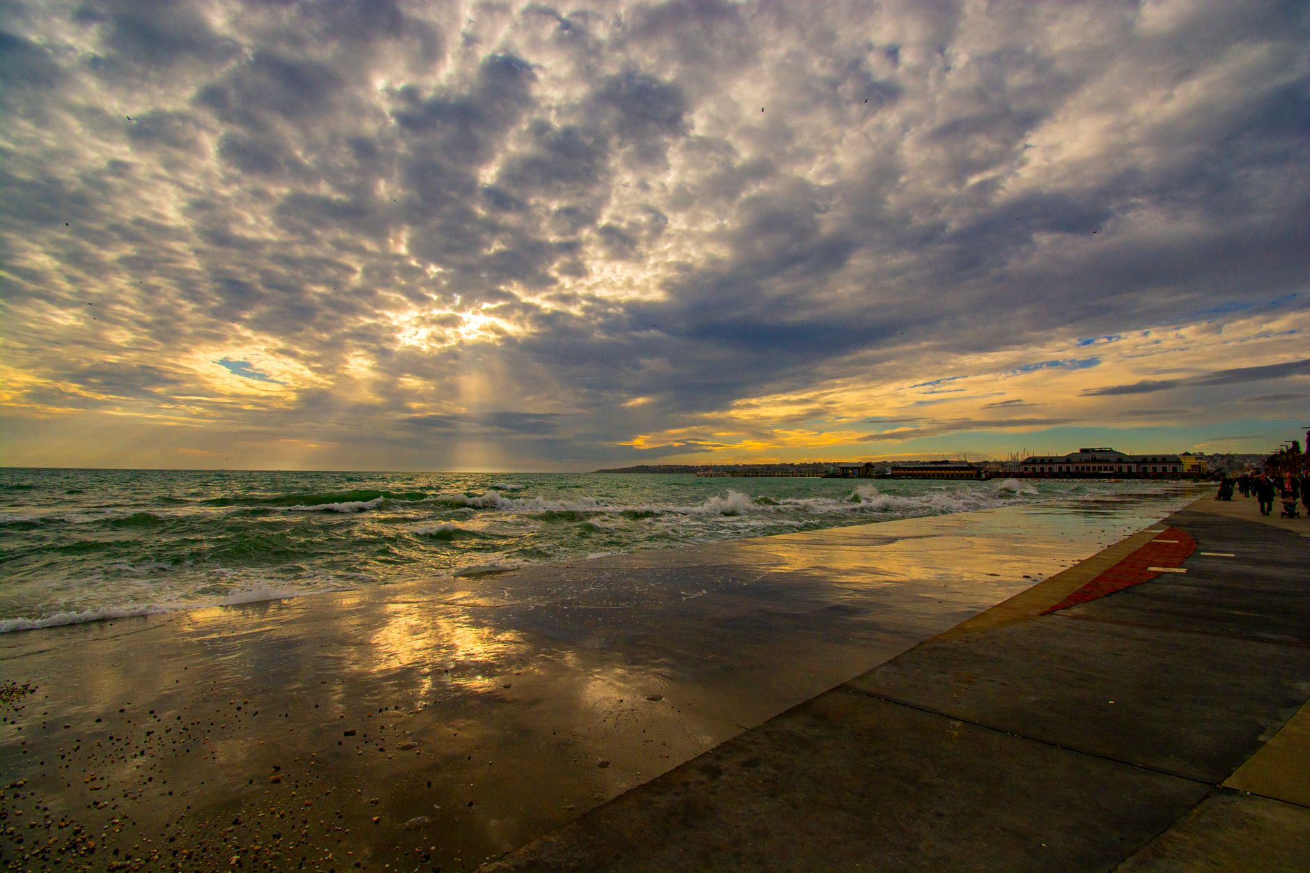 Mesmerizing sunset view over the sea at Büyükçekmece, Istanbul, with dramatic clouds and reflections. — Trójmiasto