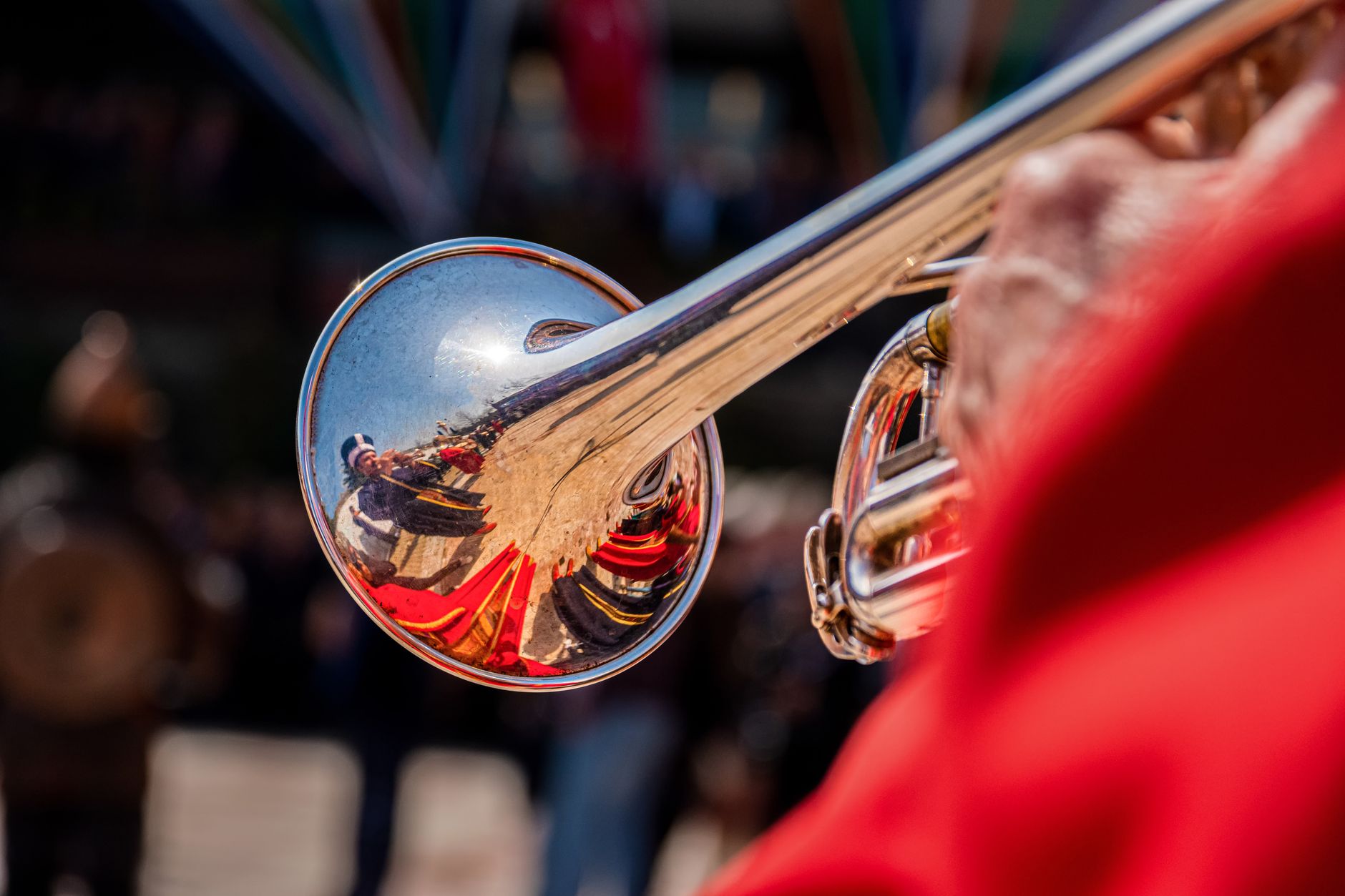 Vivid close-up of a shiny trumpet with reflections during an outdoor performance. — Trójmiasto