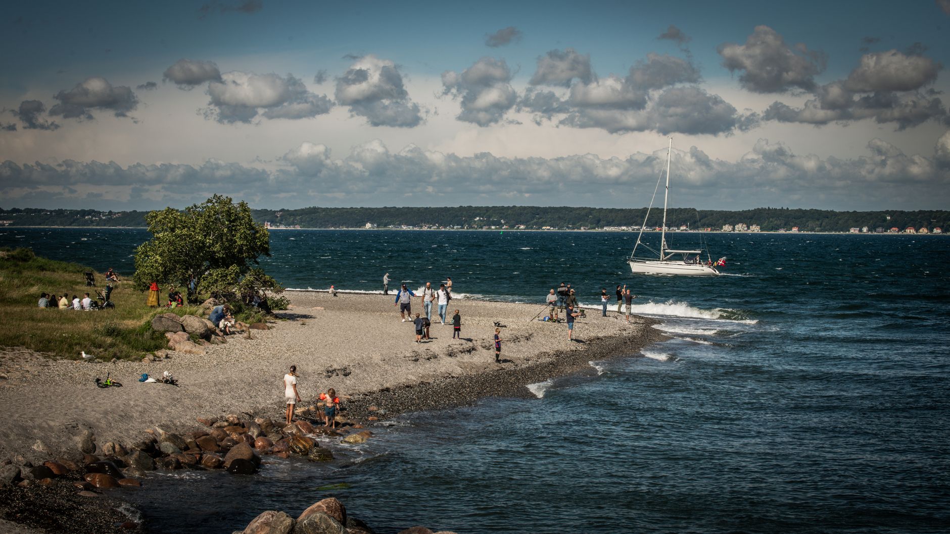 Relaxed beach scene with people enjoying summer at Helsingør, Denmark. Yacht sailing in the Baltic Sea. — Trójmiasto