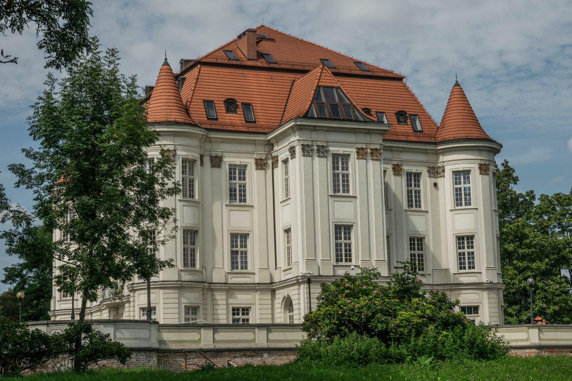 Charming historical castle in Wrocław with classic architecture and lush greenery. — Trójmiasto
