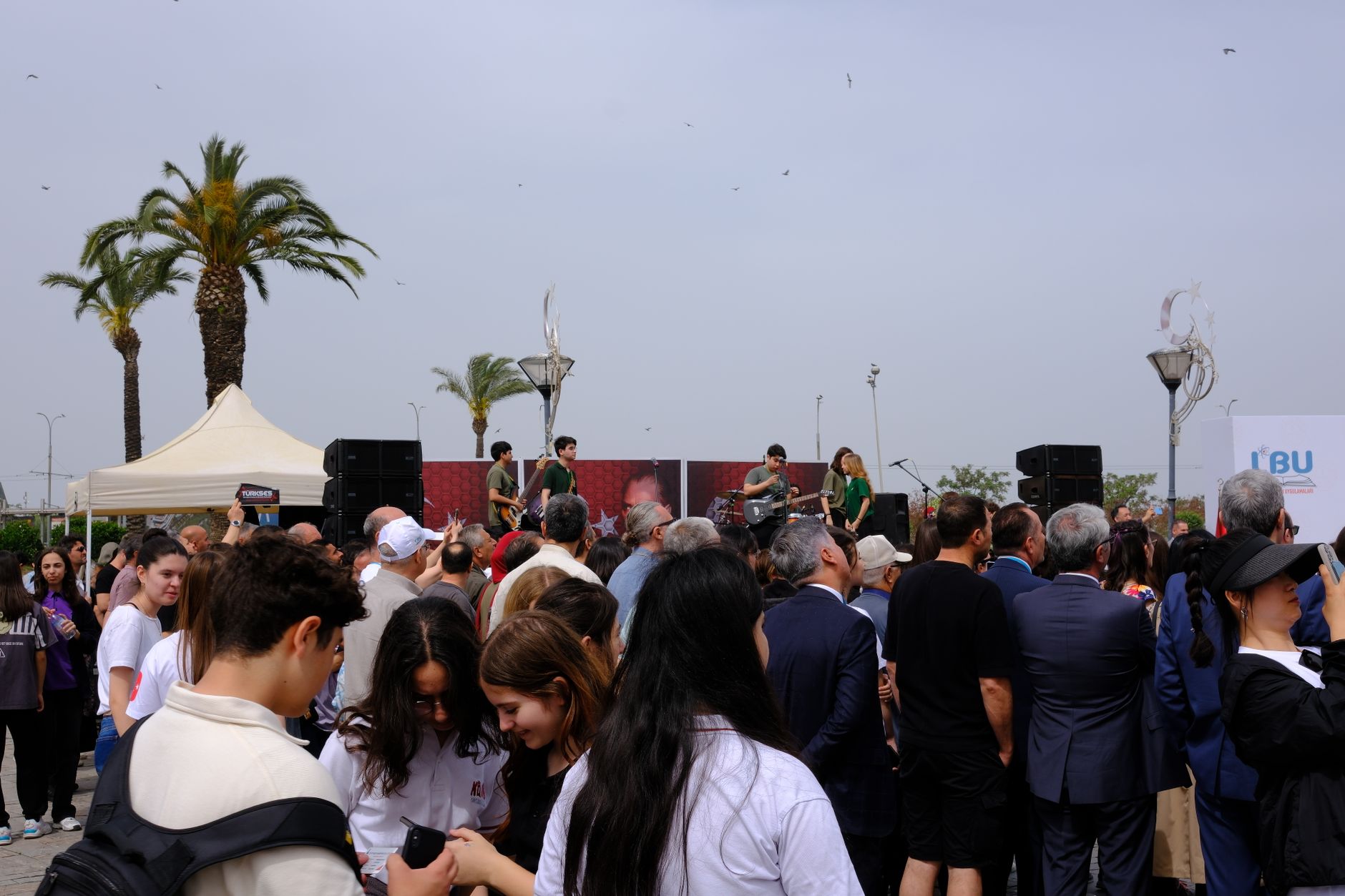Vibrant crowd enjoying a live music performance at an outdoor event in Izmir, Türkiye. — Trójmiasto