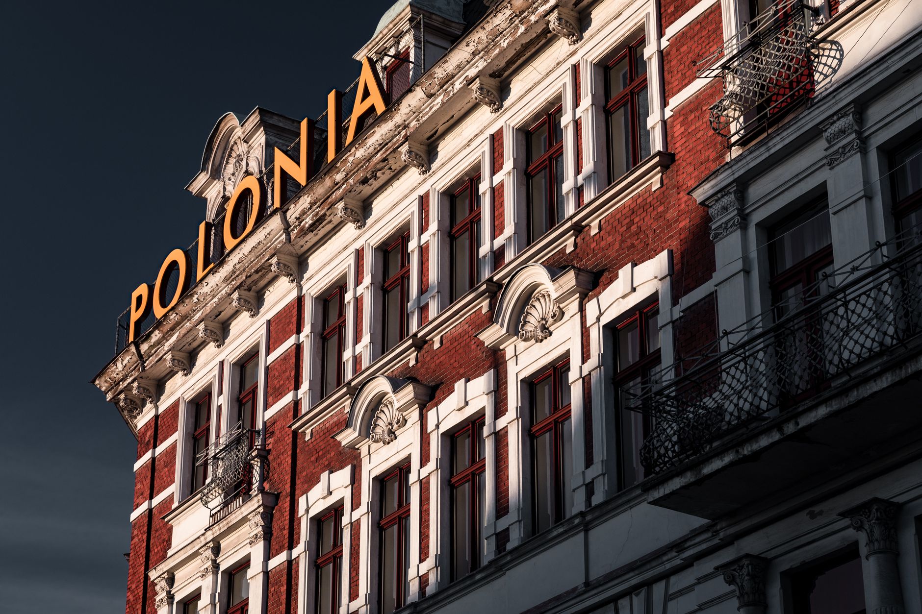 Capture of a vintage ornate Polonia building facade in Torun, Poland, showcasing architectural elegance. — Trójmiasto