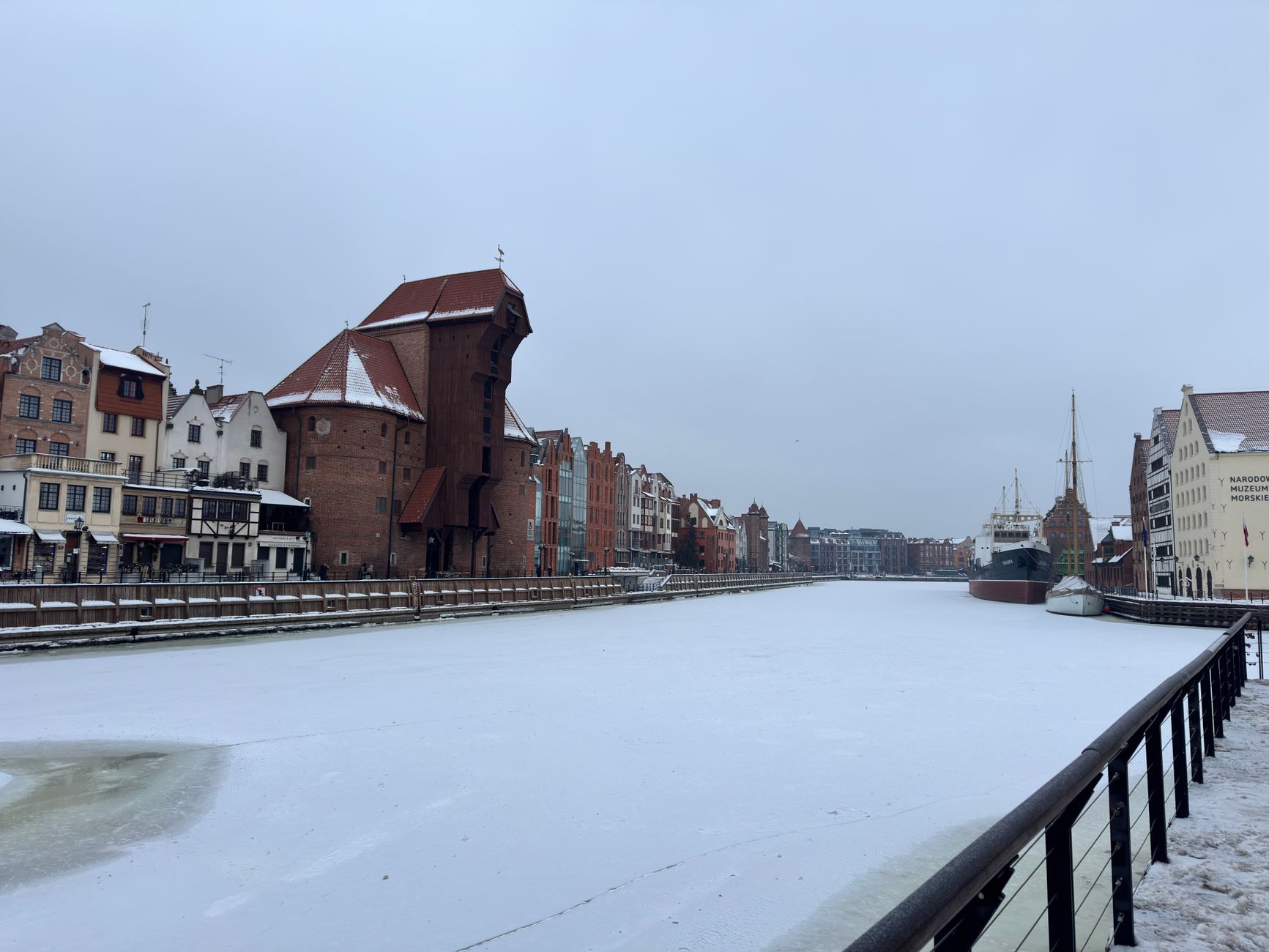 Snow-covered Motława River and historic buildings in Gdańsk, Poland. — Trójmiasto