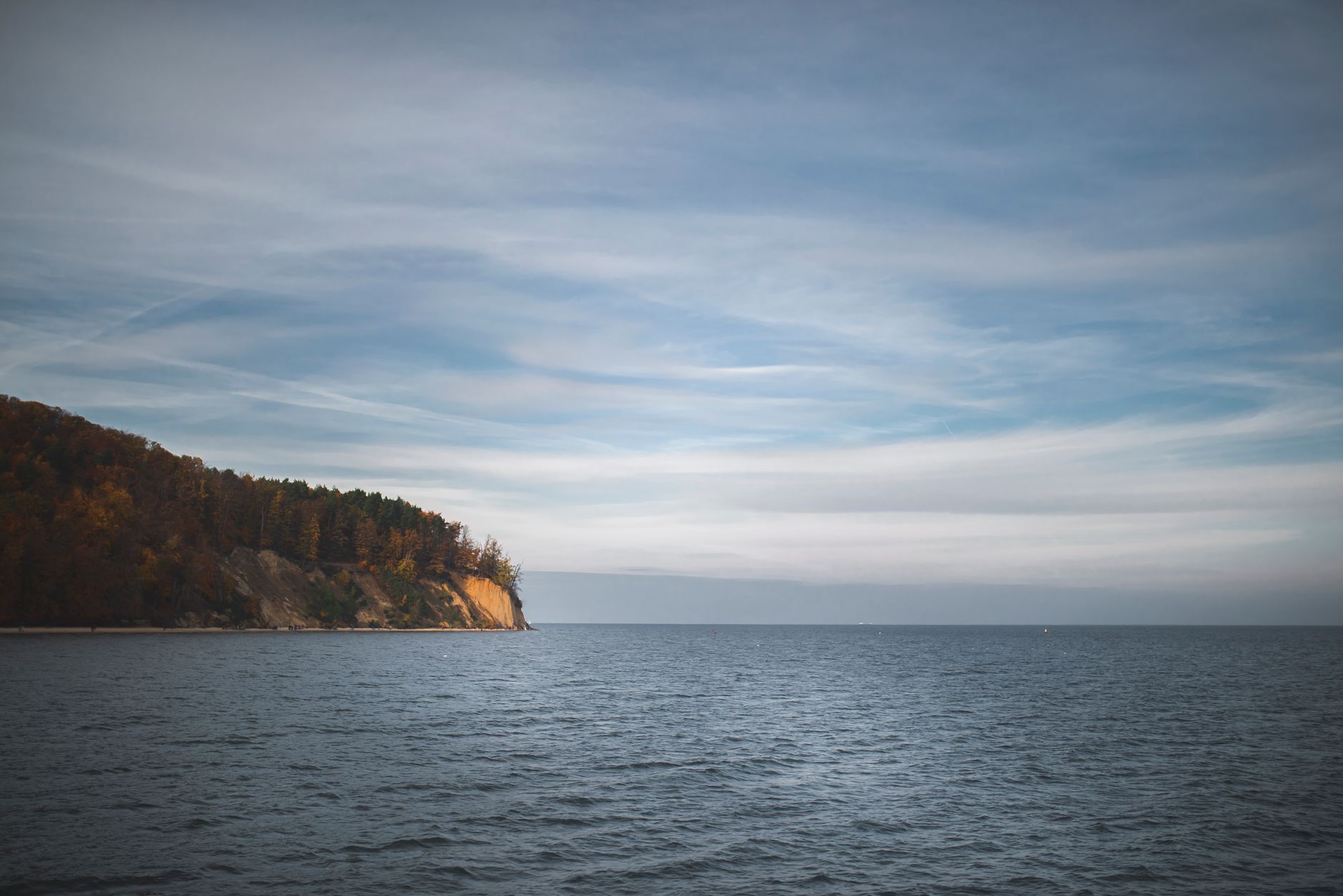 A tranquil view of cliffs and ocean under a dramatic sky in Gdynia, perfect for seascape lovers. — Trójmiasto