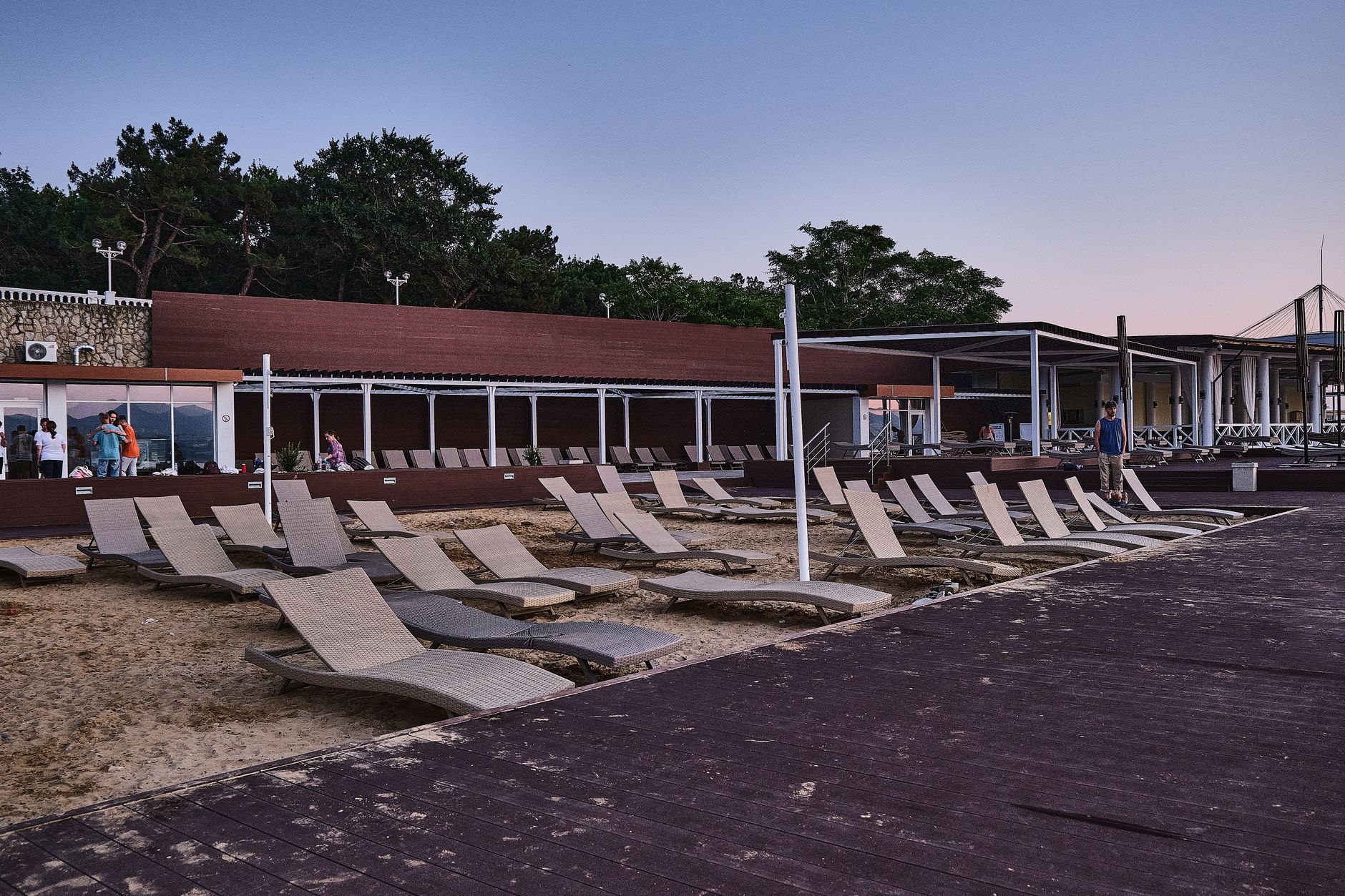 Serene empty beach resort with rattan loungers at twilight, perfect for relaxation. — Trójmiasto