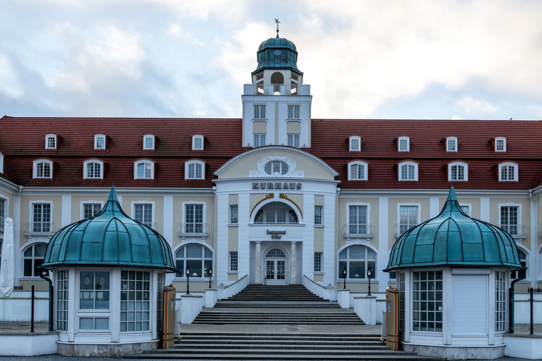 Elegant Kurhaus building in Binz, Germany showcasing classic seaside architecture. — Trójmiasto