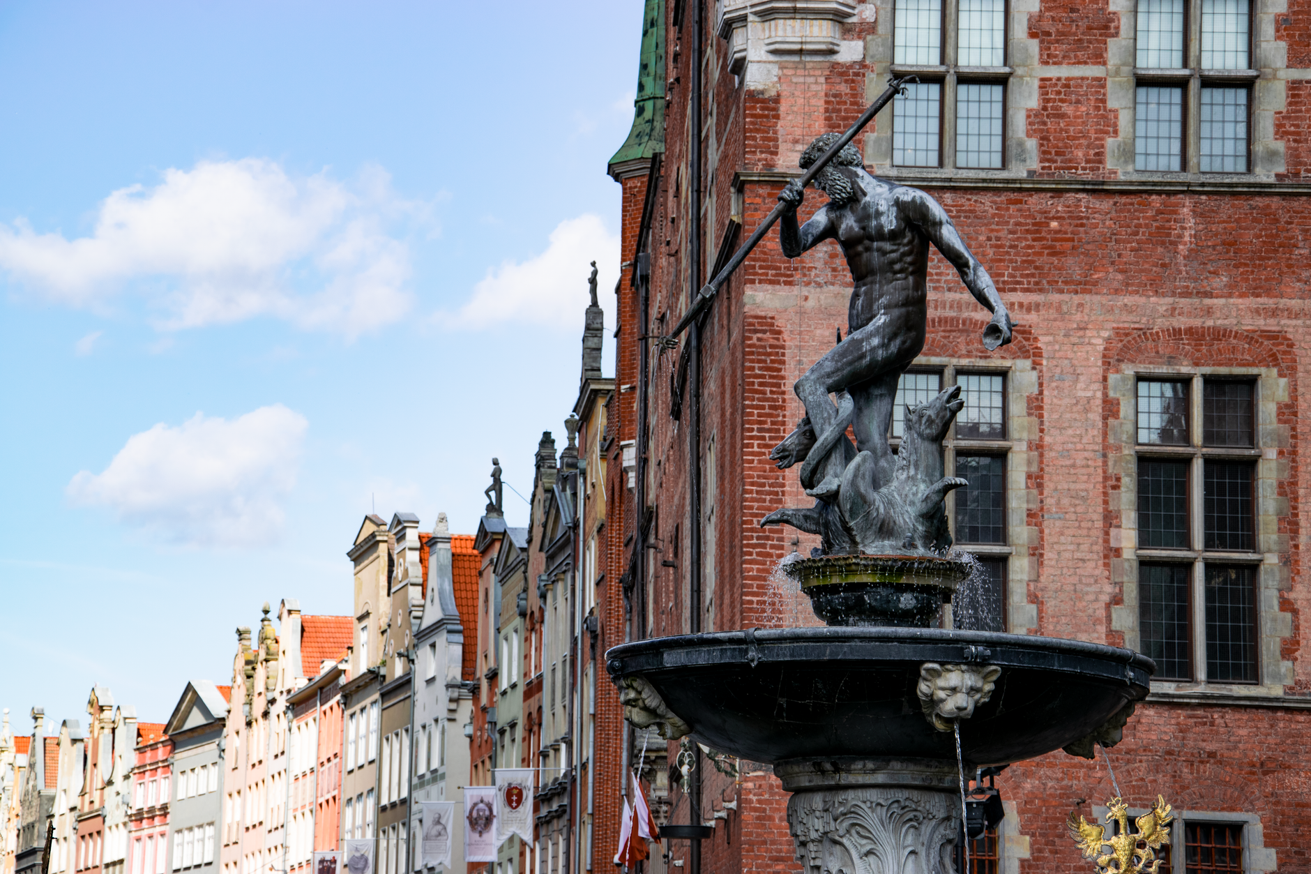 Discover the historic Neptune's Fountain, a famous Gdansk landmark on Long Market, Poland. — Trójmiasto