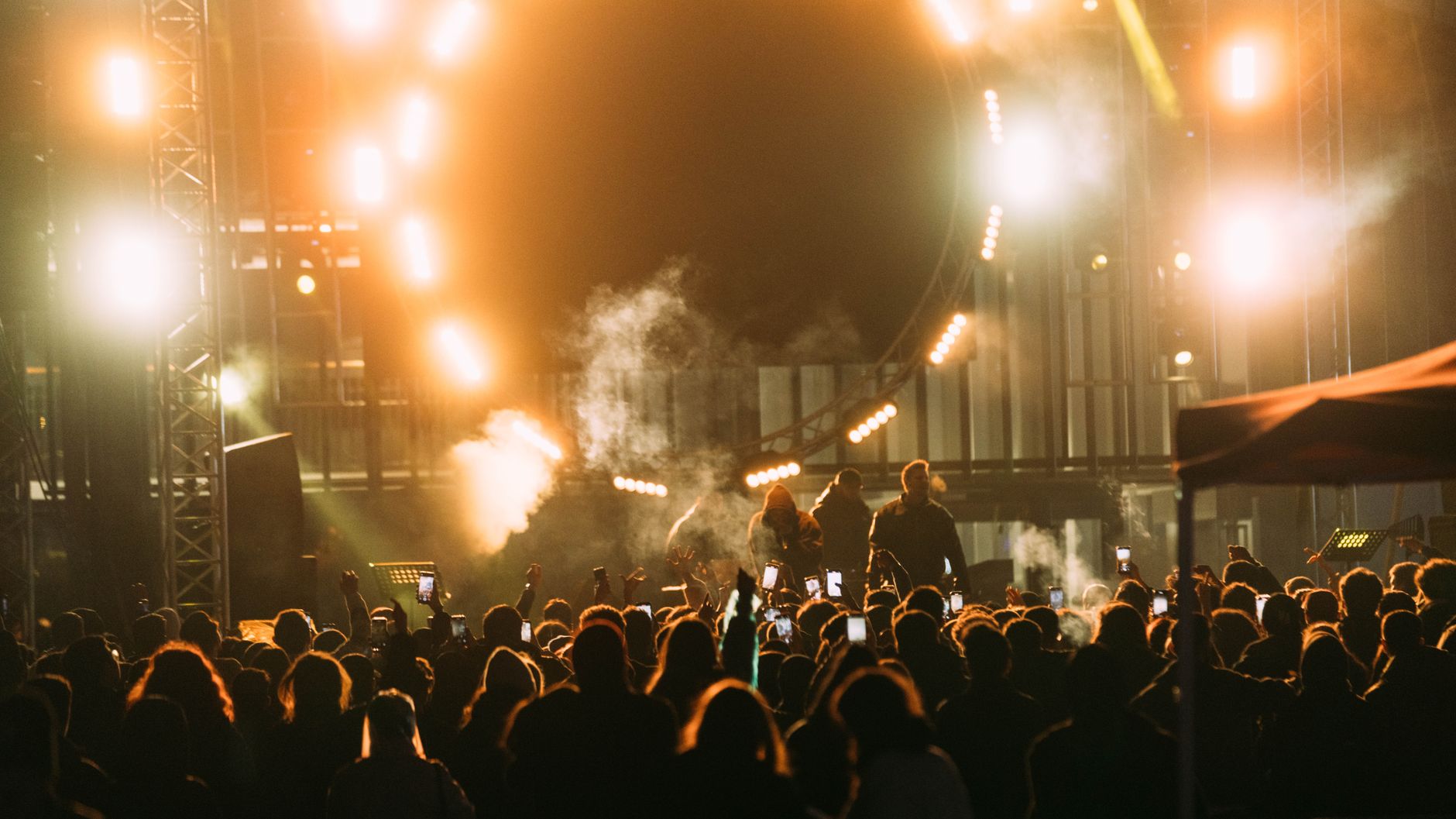 Captivating live concert scene with crowd and bright stage lights at night. — Trójmiasto