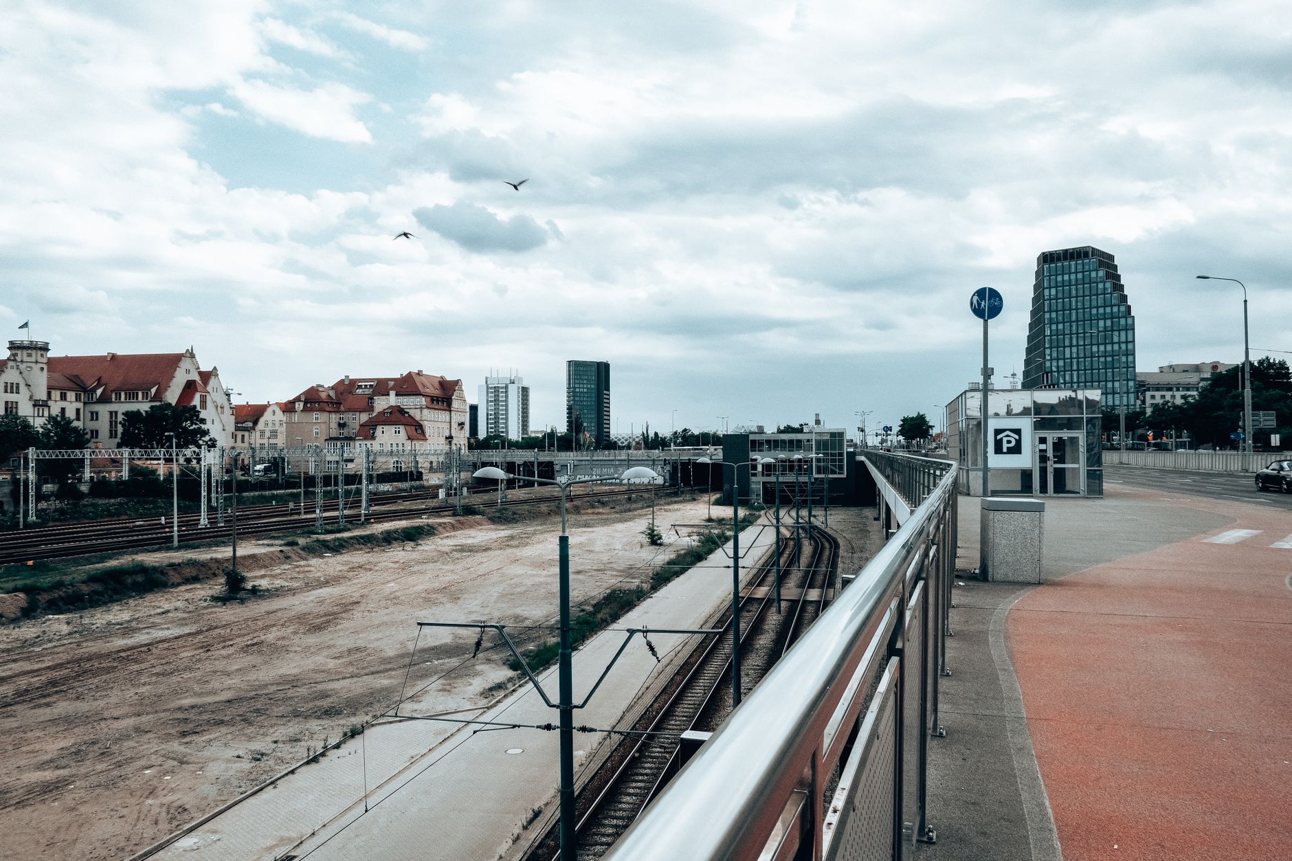 View of the urban architecture and railway tracks in Poznań, Wielkopolskie, Poland. — Trójmiasto