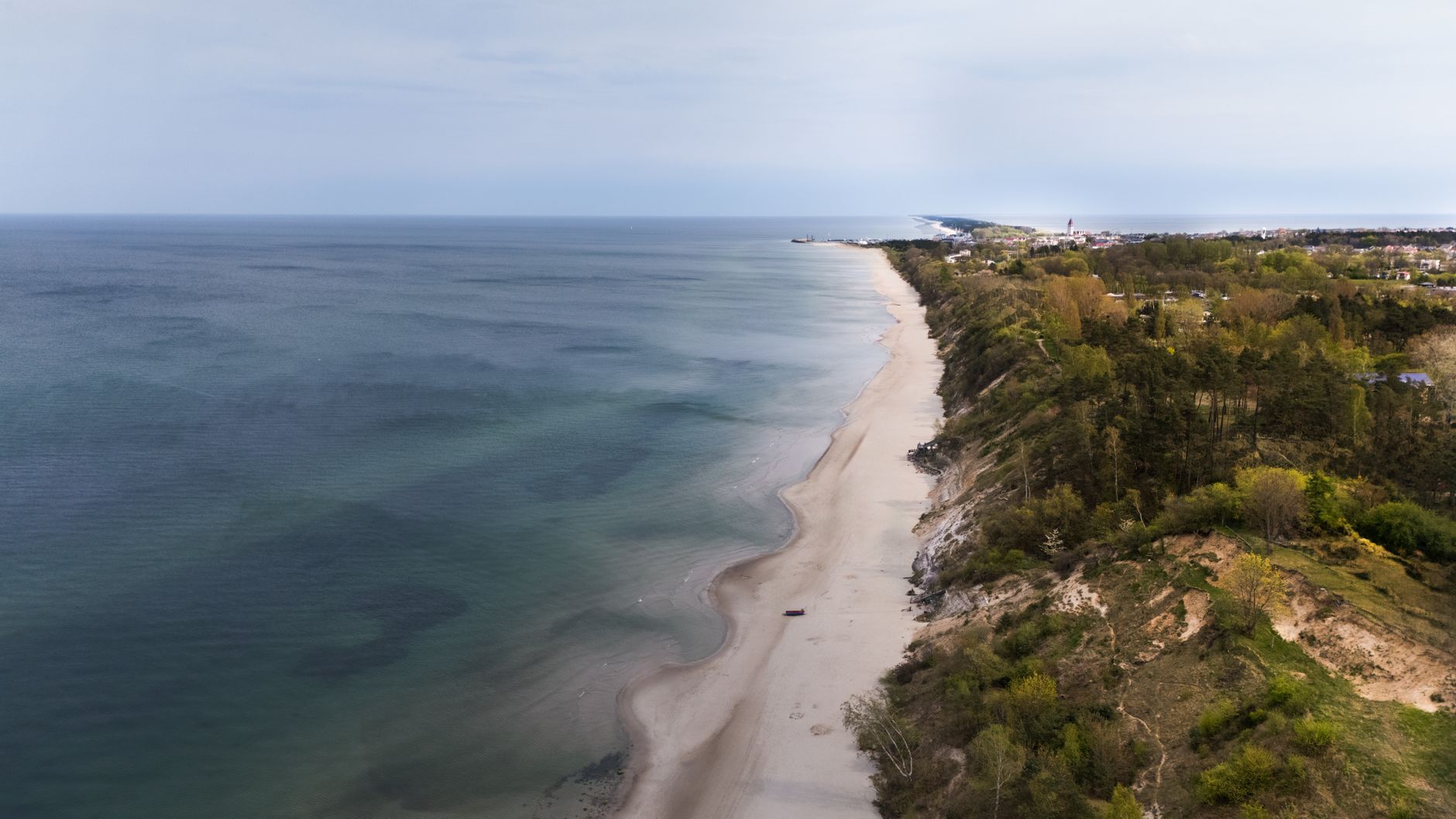 Scenic aerial view of Chłapowo, Poland coastline with sandy beaches and turquoise sea. — Trójmiasto