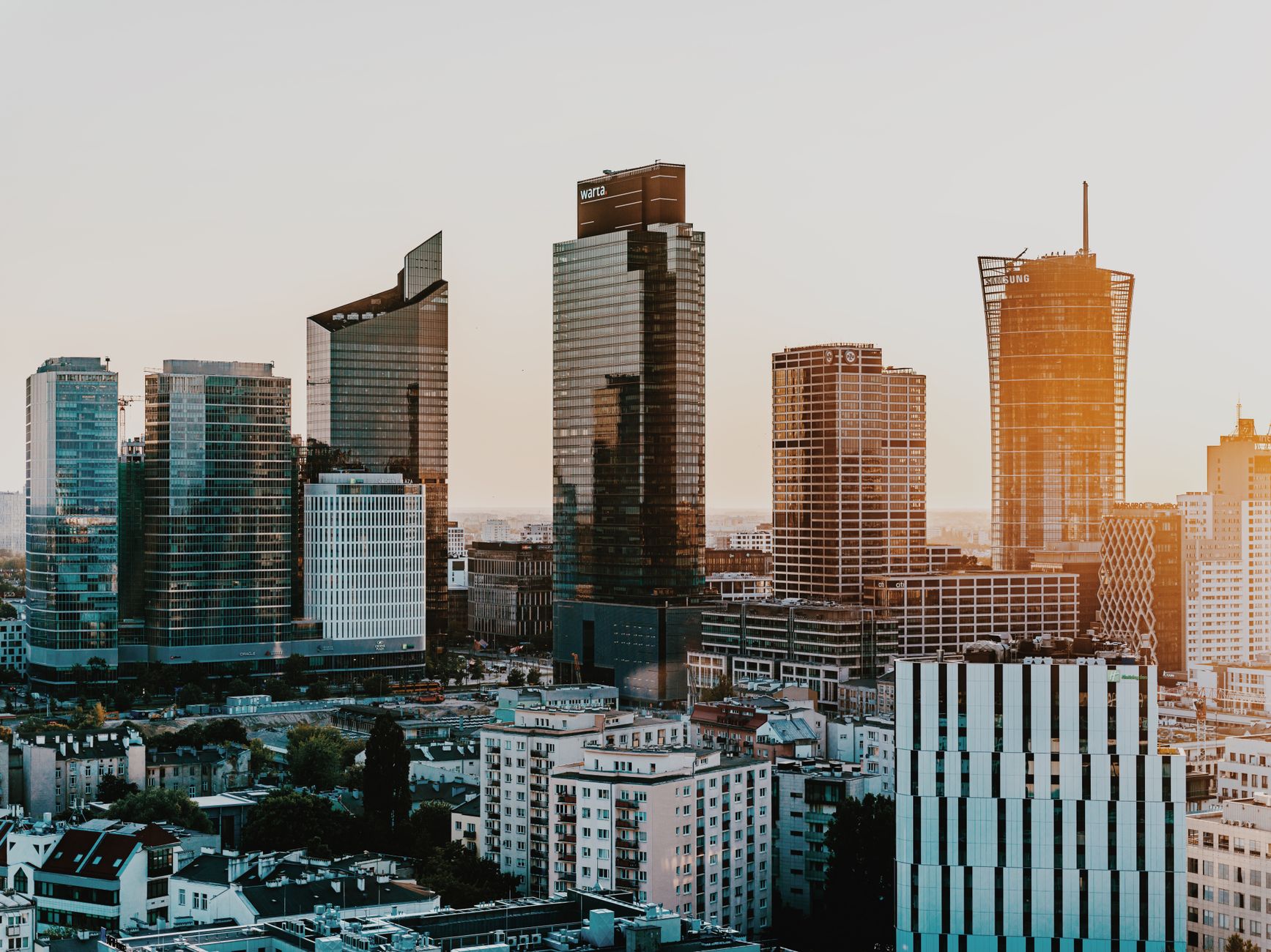Captivating view of Warsaw's skyline with modern skyscrapers during sunset, showcasing urban architecture. — Trójmiasto