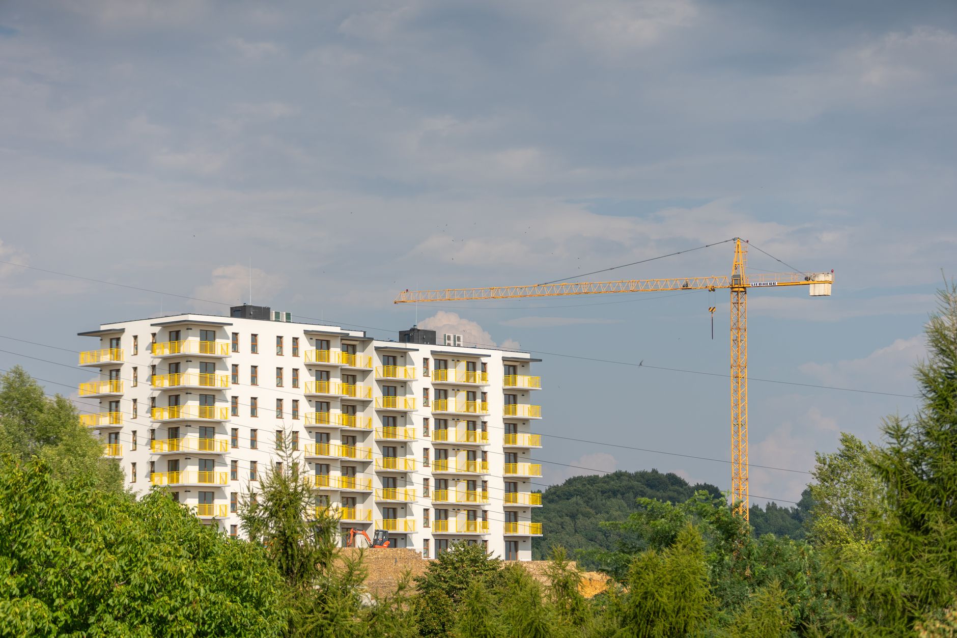 View of modern apartment building and construction crane in Trzebinia, Poland. — Trójmiasto