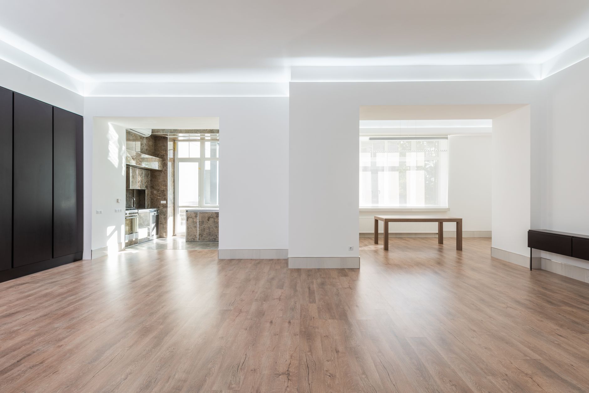 Bright and spacious empty room with wooden flooring, modern design, ideal for interior design inspiration. — Trójmiasto