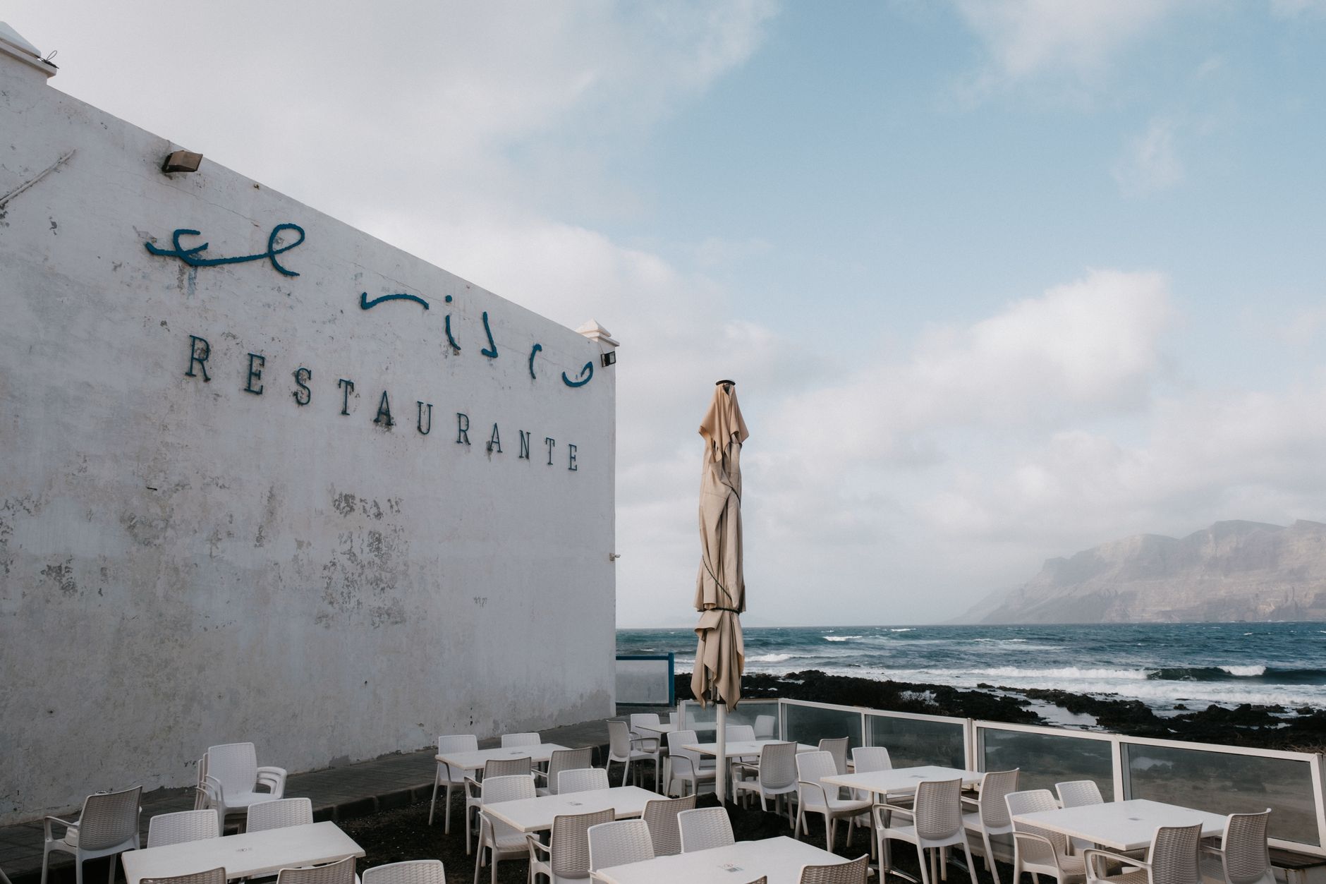 Empty outdoor restaurant terrace with ocean view in Lanzarote, Spain. — Trójmiasto
