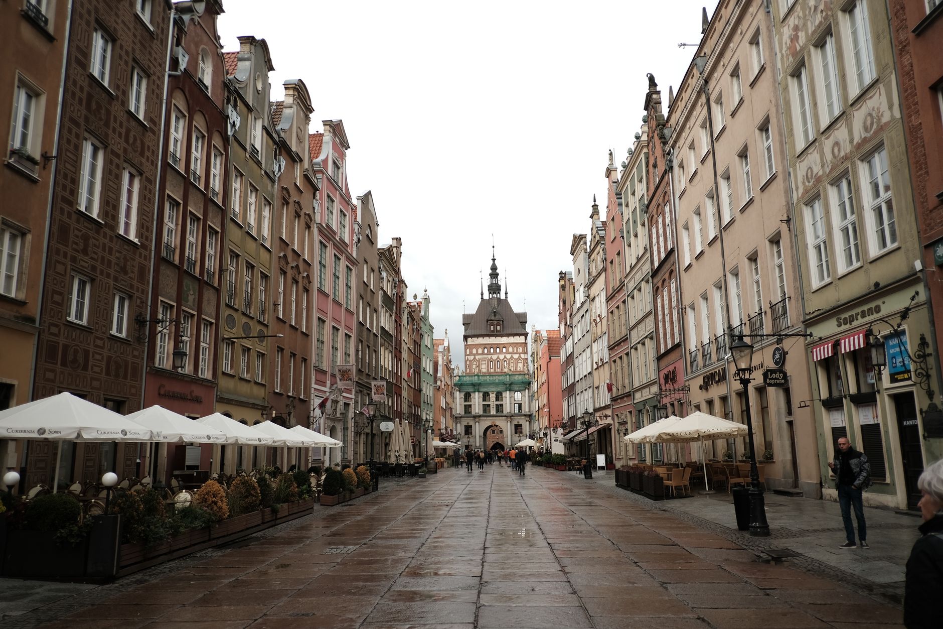 Beautiful view of a historical street in Gdańsk, Poland, showcasing charming architecture. — Trójmiasto