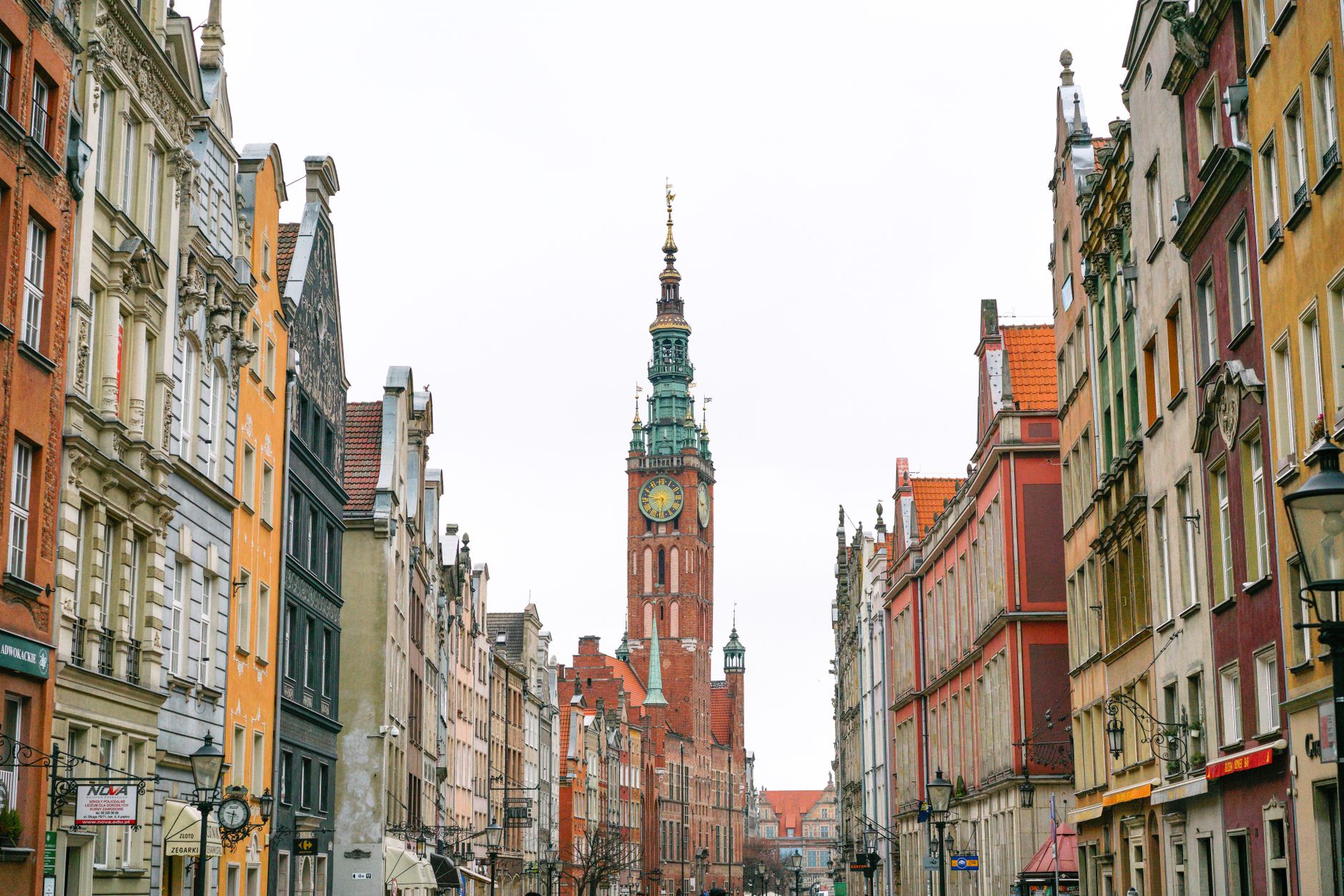 Charming view of historic architecture in Gdańsk's Old Town with iconic tower. — Trójmiasto