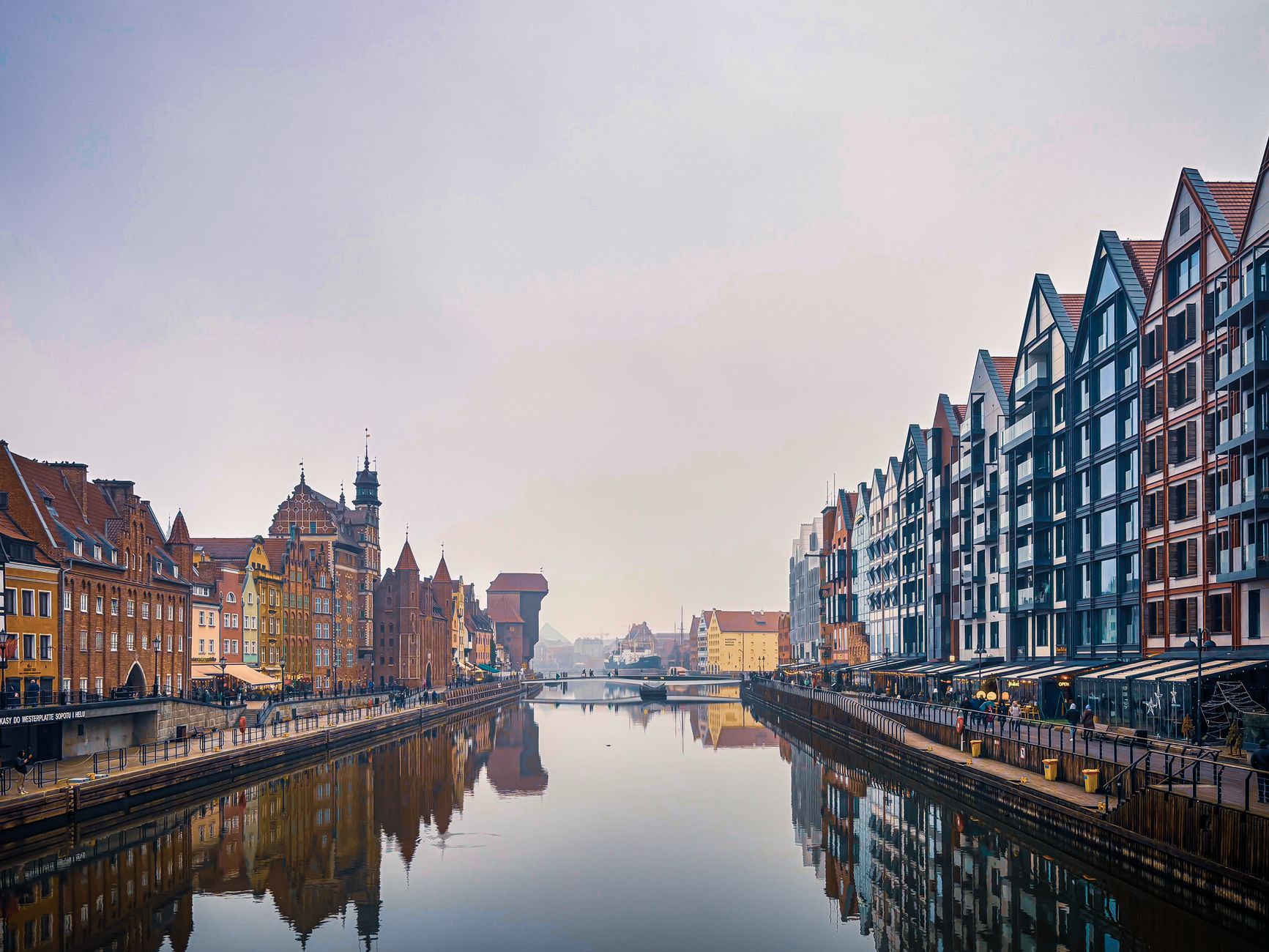 Scenic view of Gdańsk's historic architecture along the Motława River with reflections. — Trójmiasto