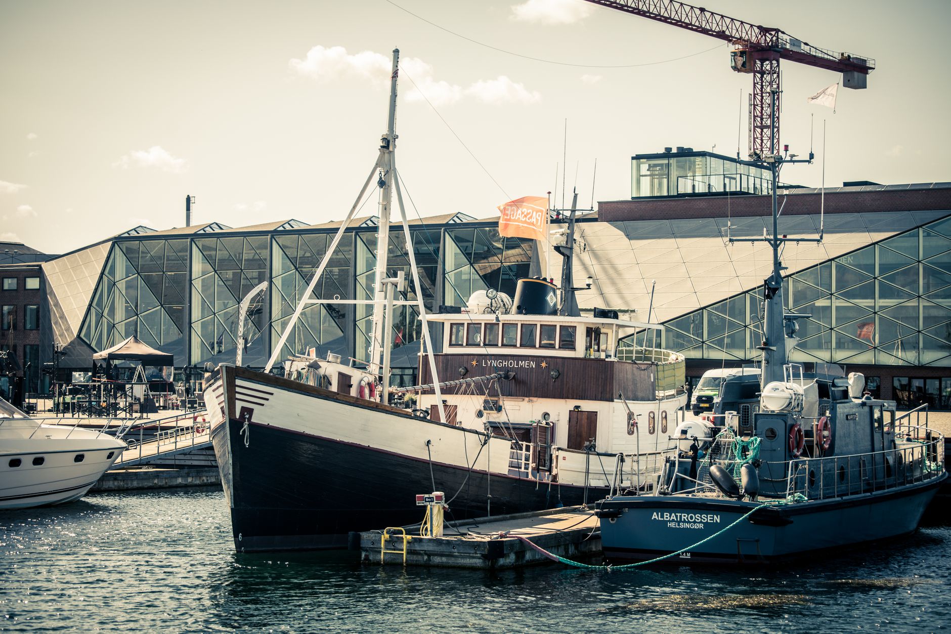 Historical boats docked at Helsingør harbor, Denmark, under sunny skies. — Trójmiasto