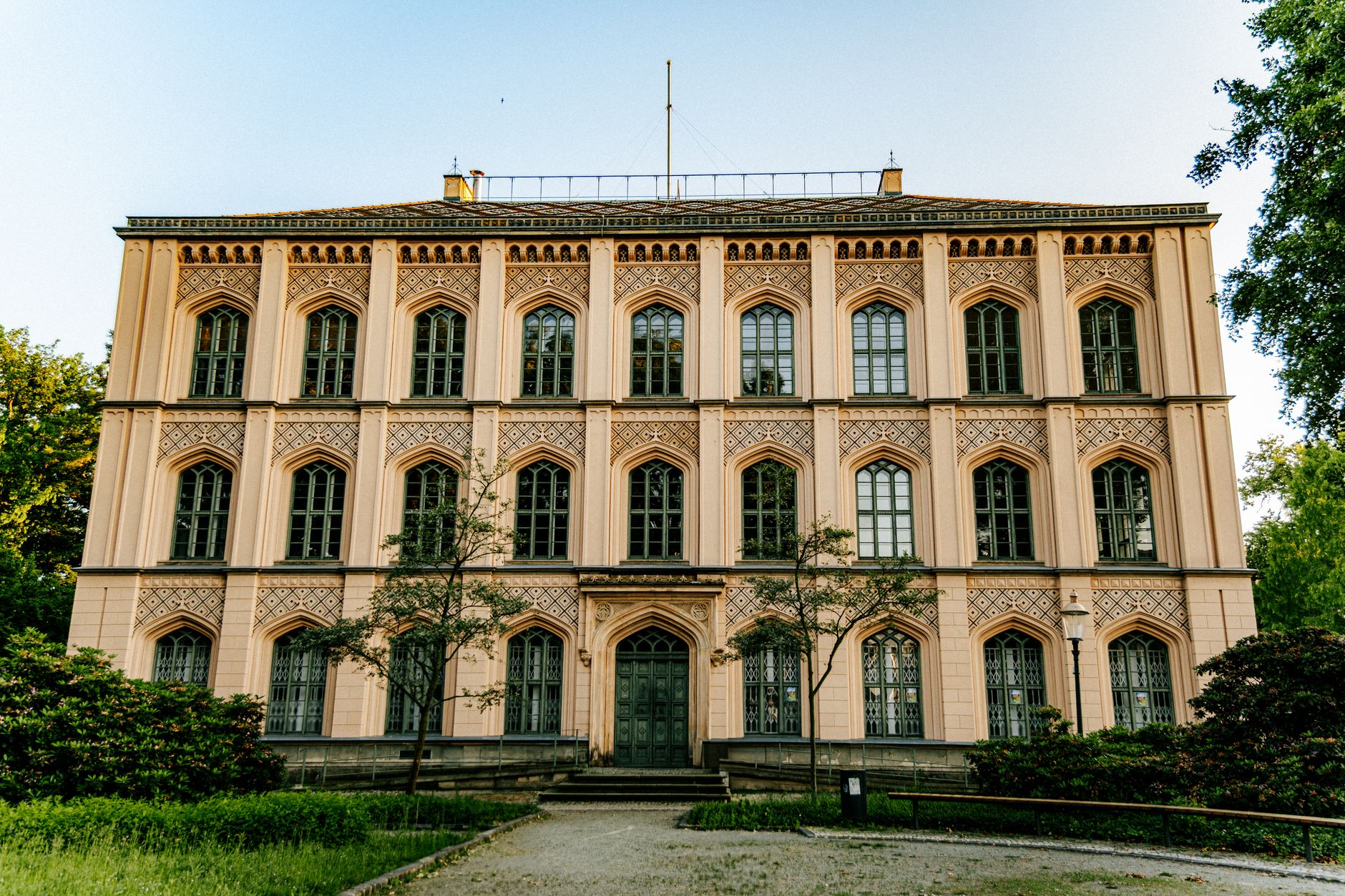 Front view of a historic building in Zittau, Germany, showcasing classic architectural design. — Trójmiasto