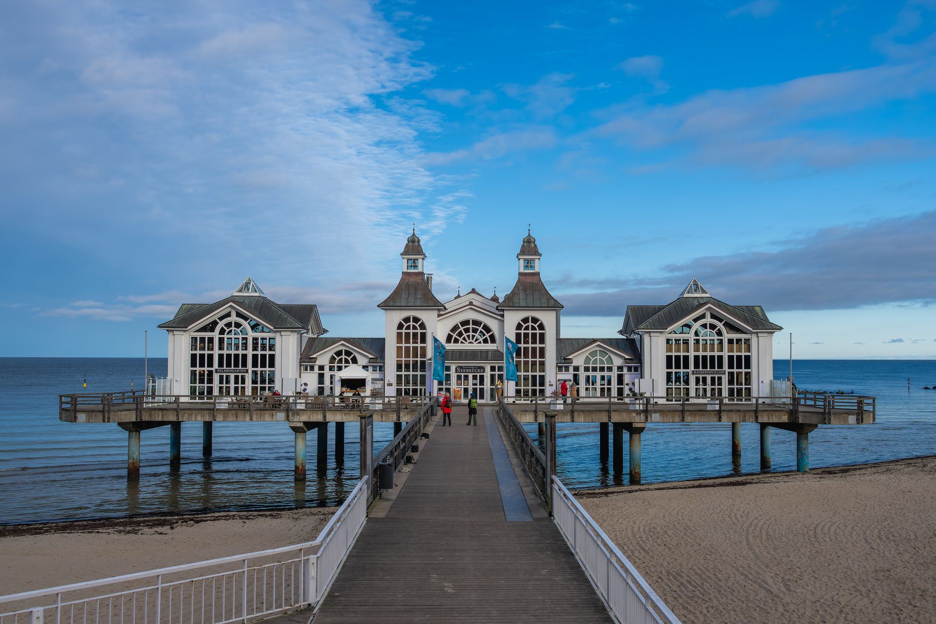 A scenic view of the pier and pavilion on Rügen Island with a clear blue sky backdrop. — Trójmiasto