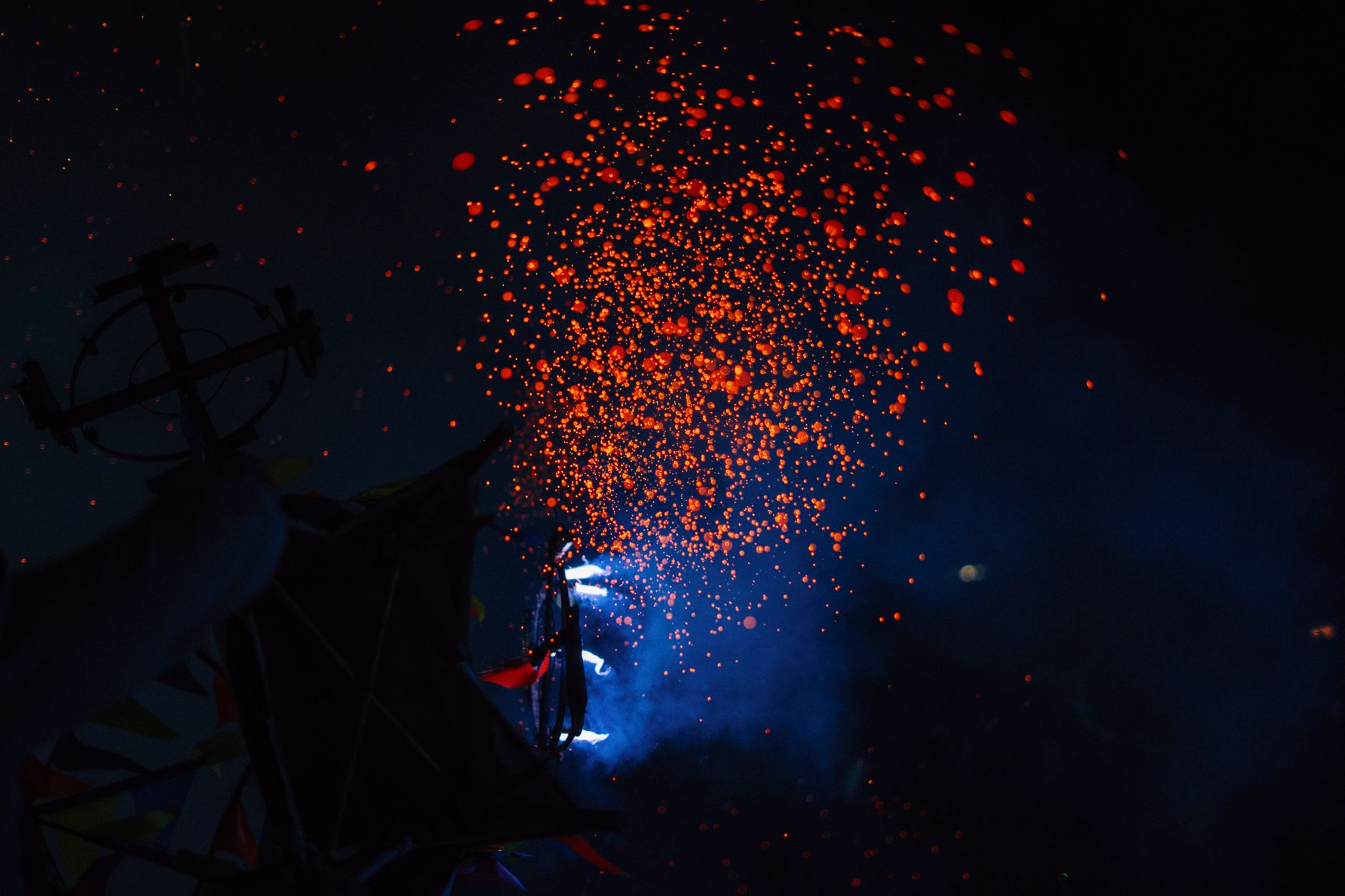 A vibrant firework bursts into the night sky with glowing sparks and festive decorations. — Trójmiasto