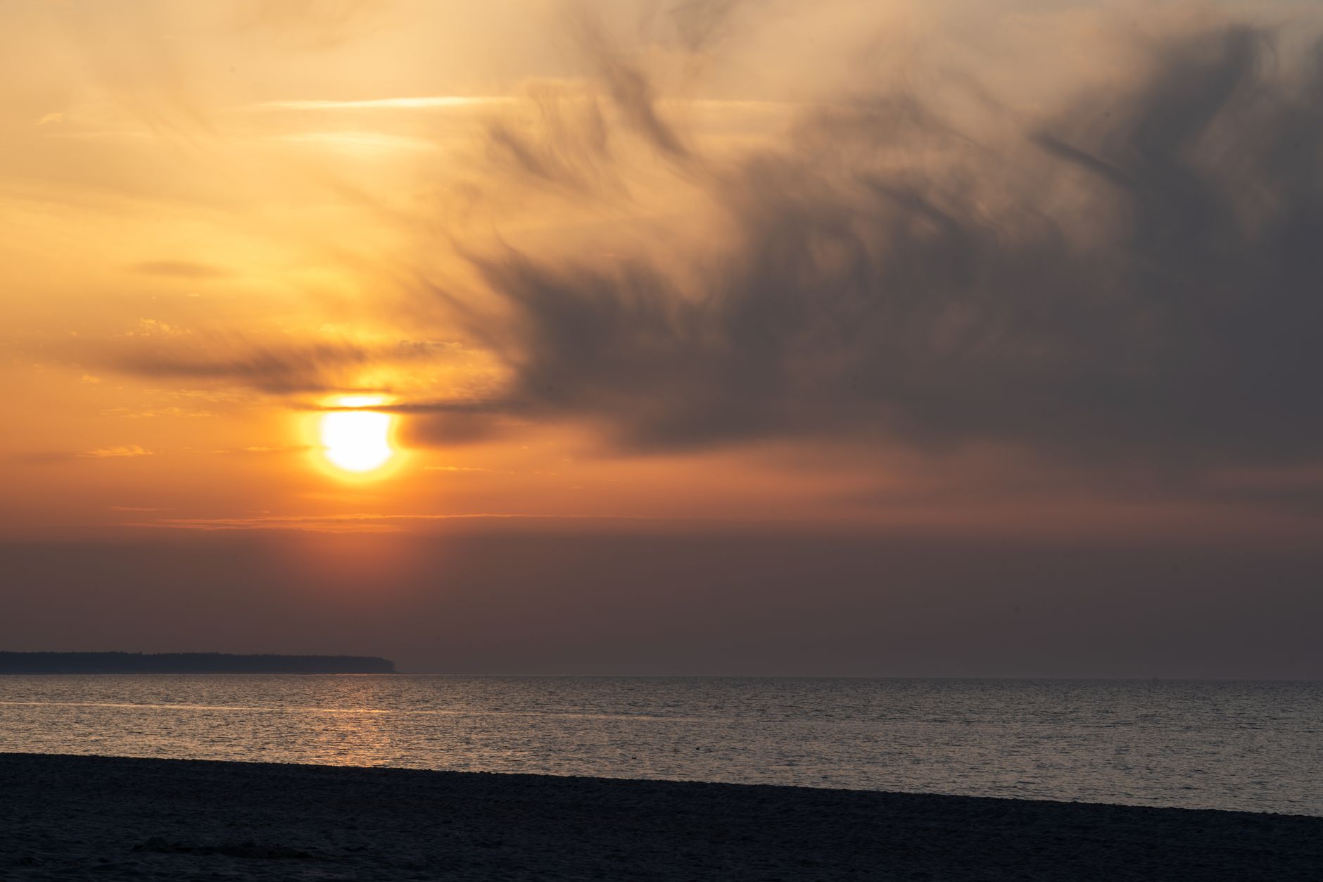 Beautiful sunset over the Baltic Sea viewed from a beach in Kołobrzeg, Poland, with dramatic clouds. — Trójmiasto