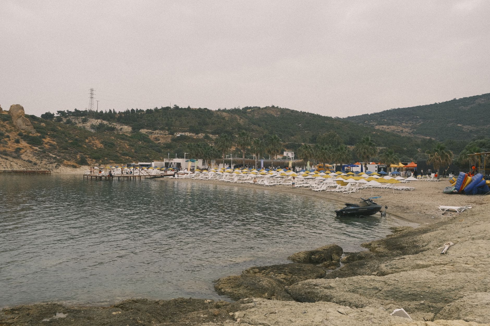 A serene beach with chairs and rocky coastline in Izmir, Turkey. — Trójmiasto