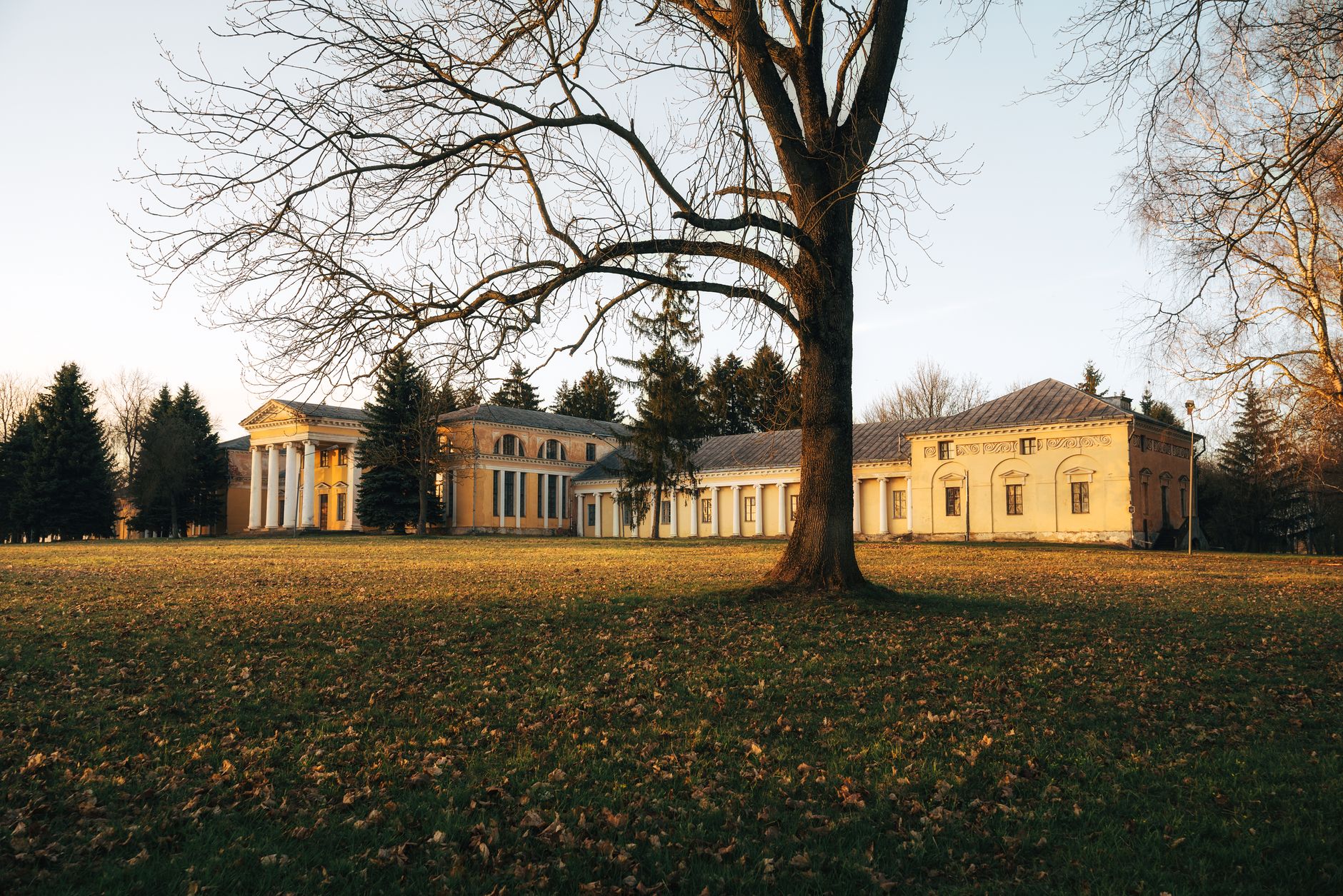 A grand mansion surrounded by autumn leaves in Снов, Минская область, Беларусь. — Trójmiasto