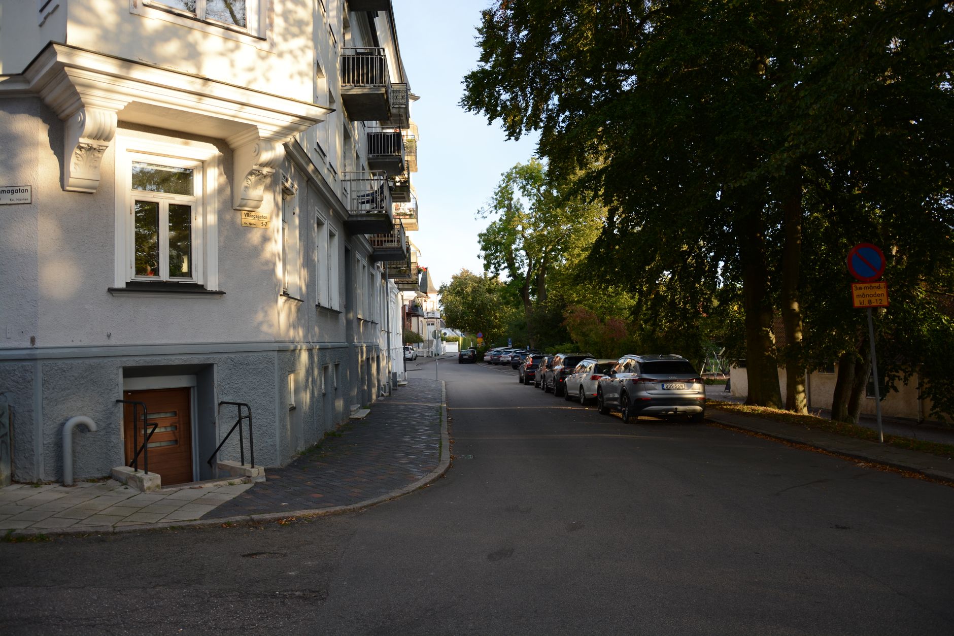 A peaceful street with classic architecture and parked cars during late afternoon. — Trójmiasto