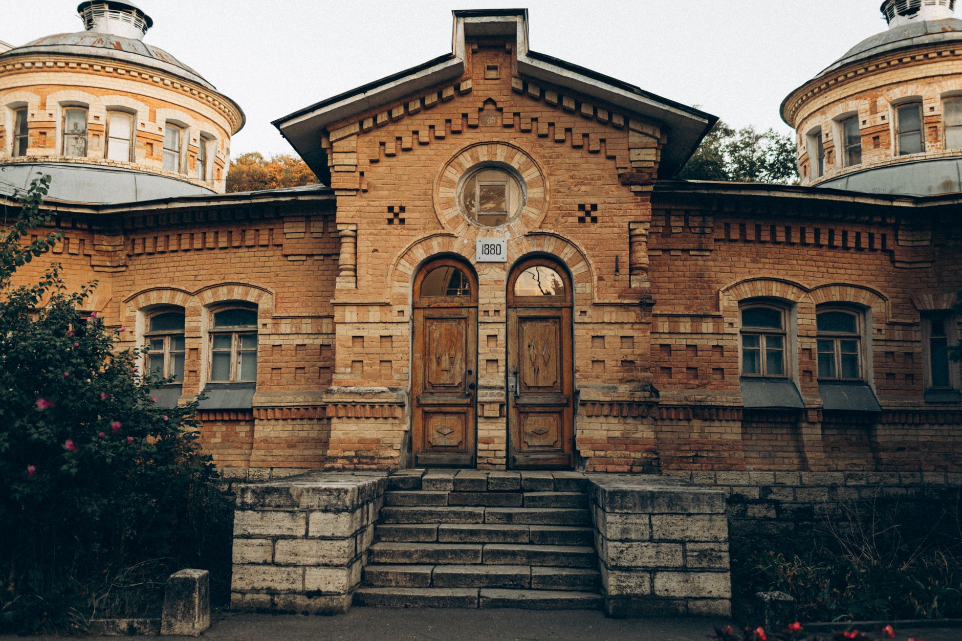 A historic symmetrical building featuring vintage architecture and unique brickwork. — Trójmiasto