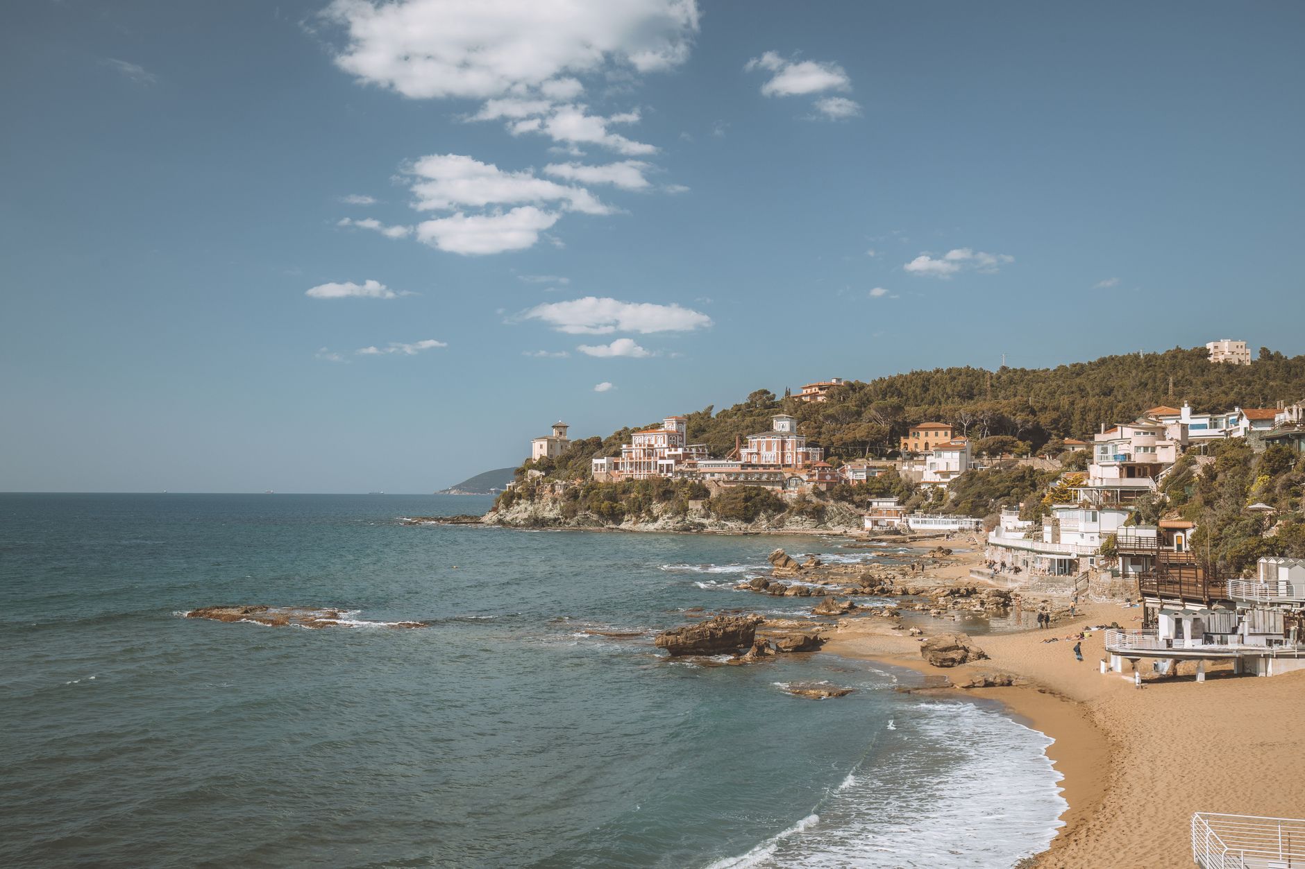 Beautiful Mediterranean seaside village with sandy beach under clear blue sky. — Trójmiasto