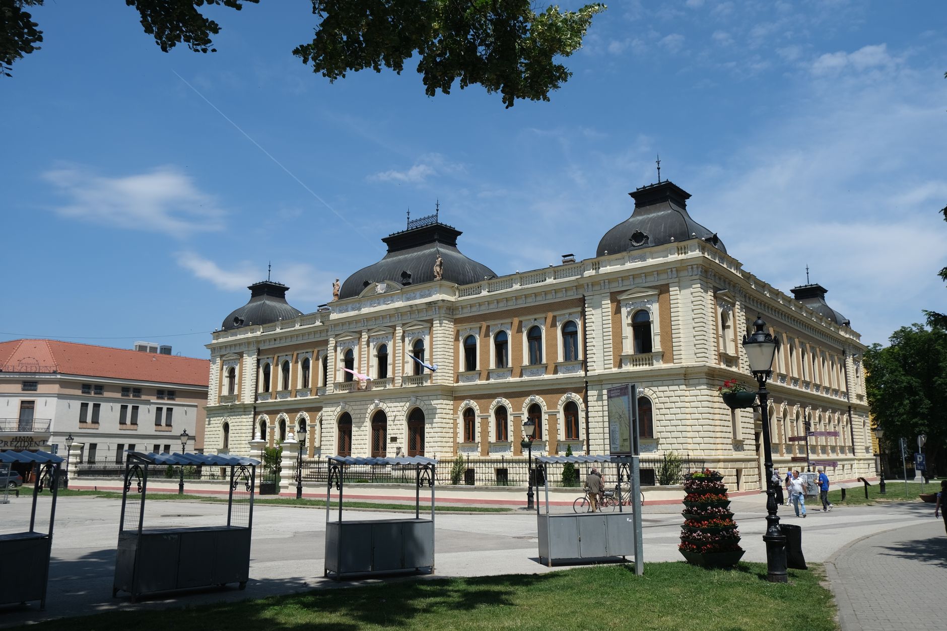 Elegant historic building in Karlofça, Vojvodina, Serbia with scenic outdoor surroundings. — Trójmiasto