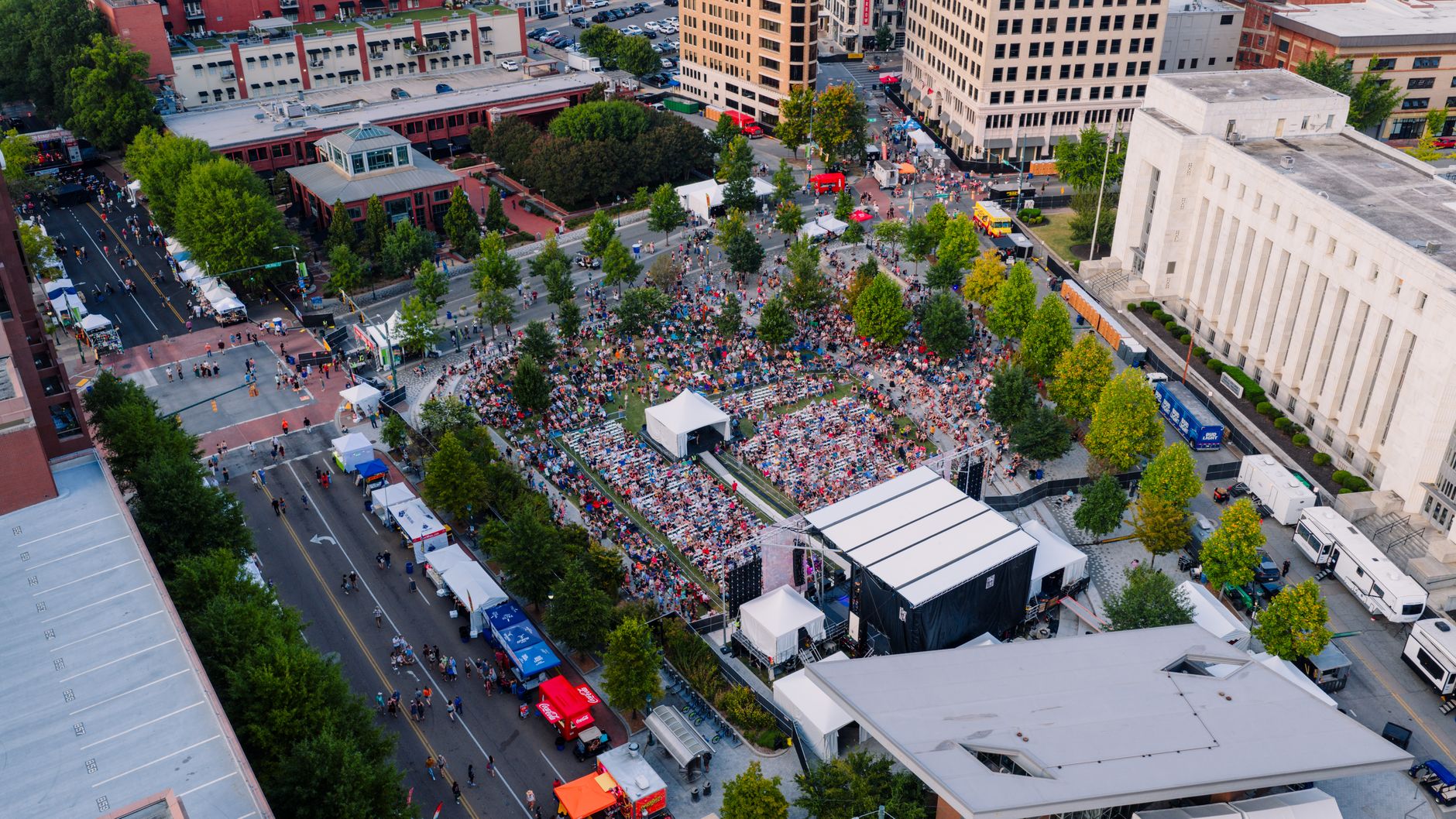 Drone captures vibrant outdoor concert crowd in central Chattanooga, Tennessee. — Trójmiasto