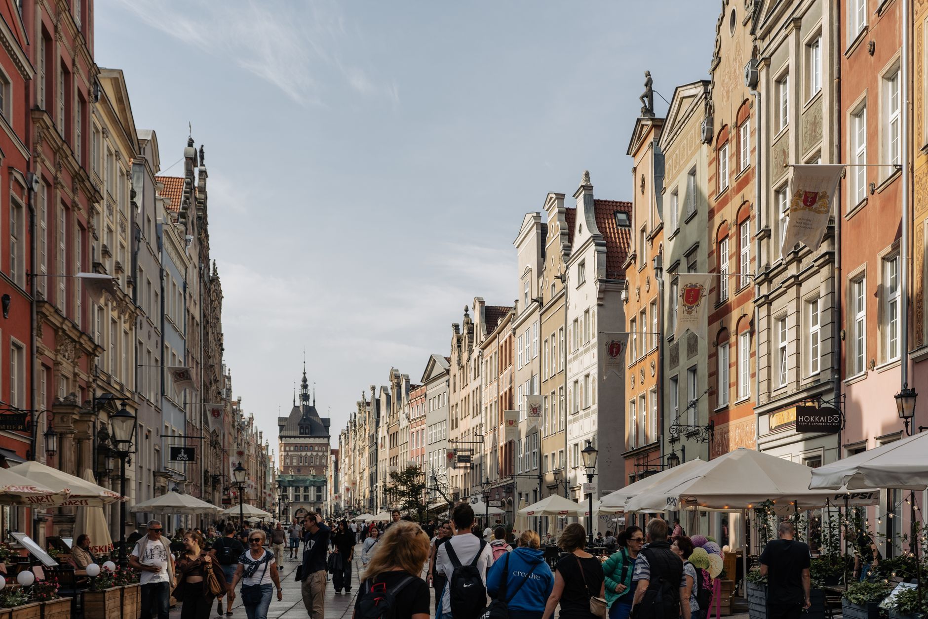 Bustling street in Gdansk's historic center with colorful facades and lively atmosphere. — Trójmiasto