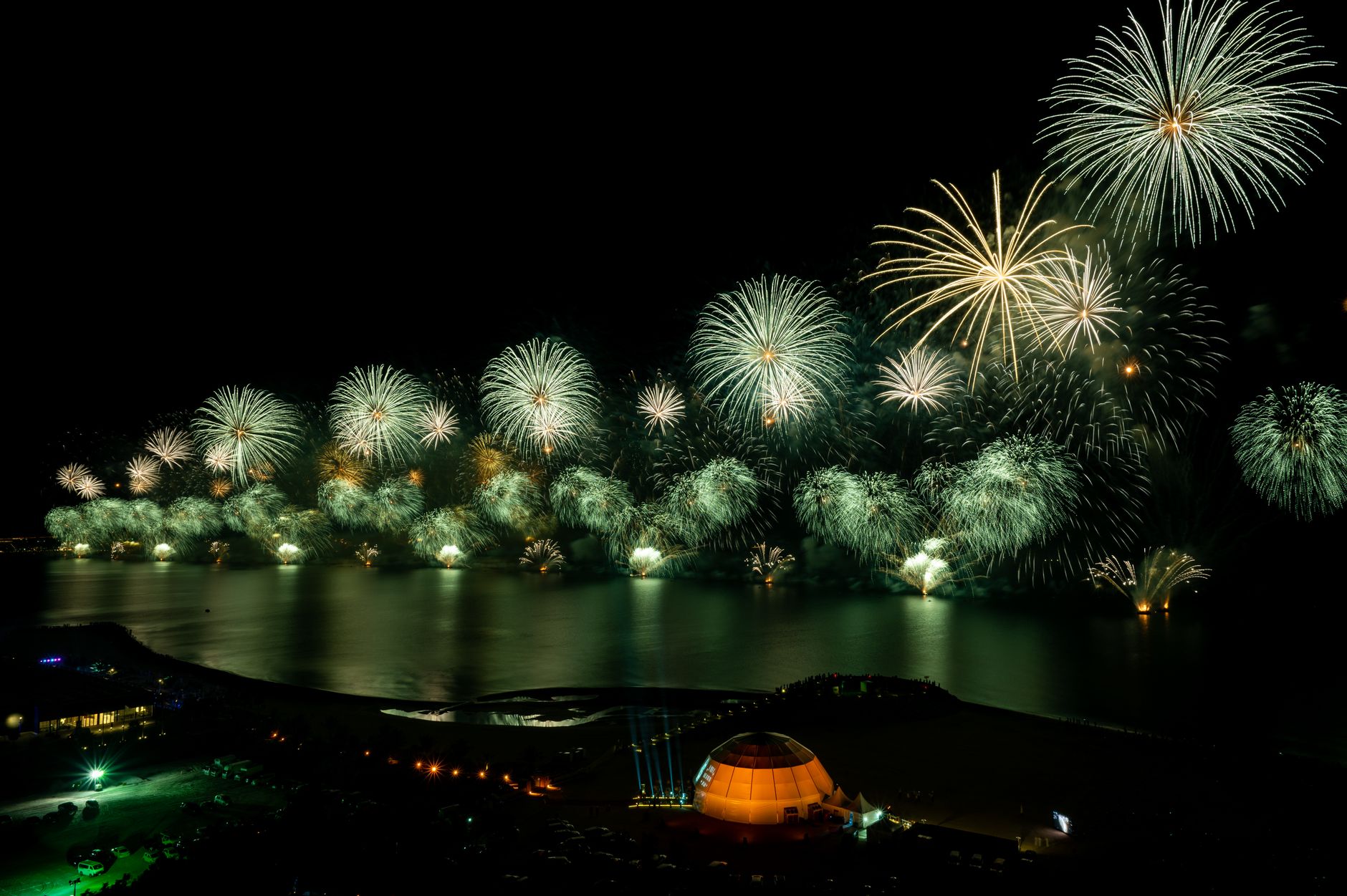 Stunning aerial view of a vibrant fireworks show over the waters of Ras Al Khaimah, UAE, illuminating the night sky. — Trójmiasto