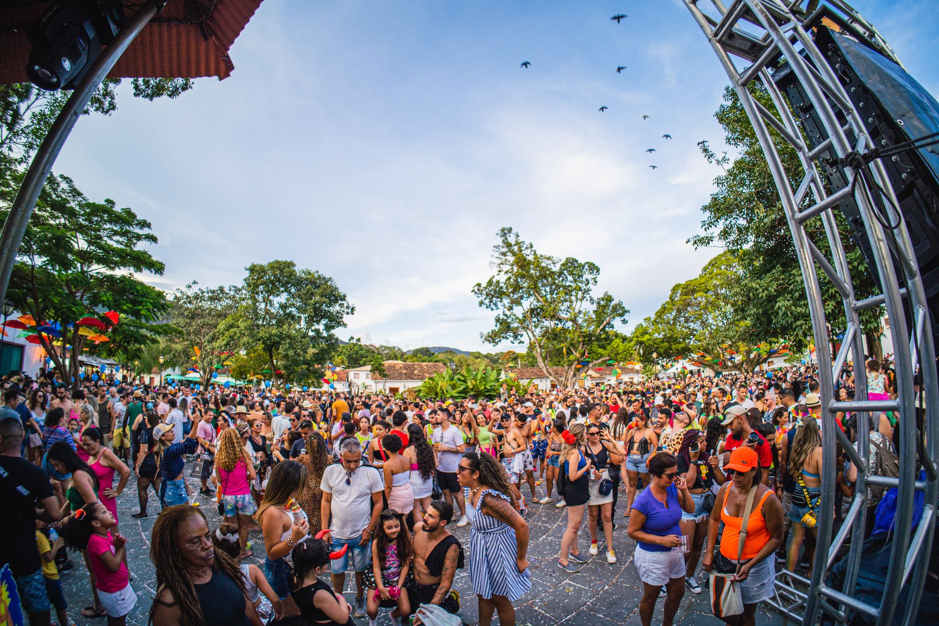 A lively festival gathering in Tiradentes, Brazil, featuring a diverse crowd enjoying the outdoor event. — Trójmiasto