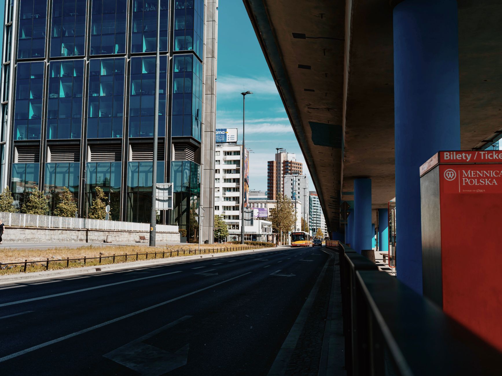 Vibrant street view of modern architecture in Warsaw, Poland. — Trójmiasto