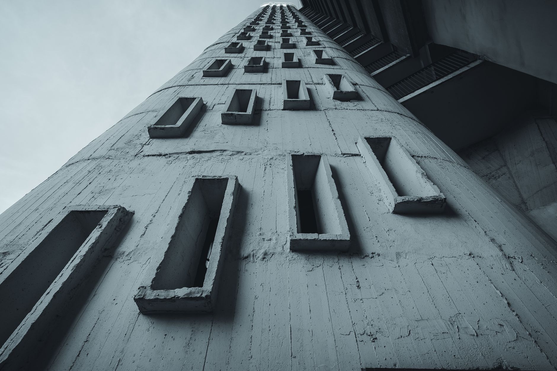 Dramatic low angle shot of a modern concrete building with rectangular windows. — Trójmiasto