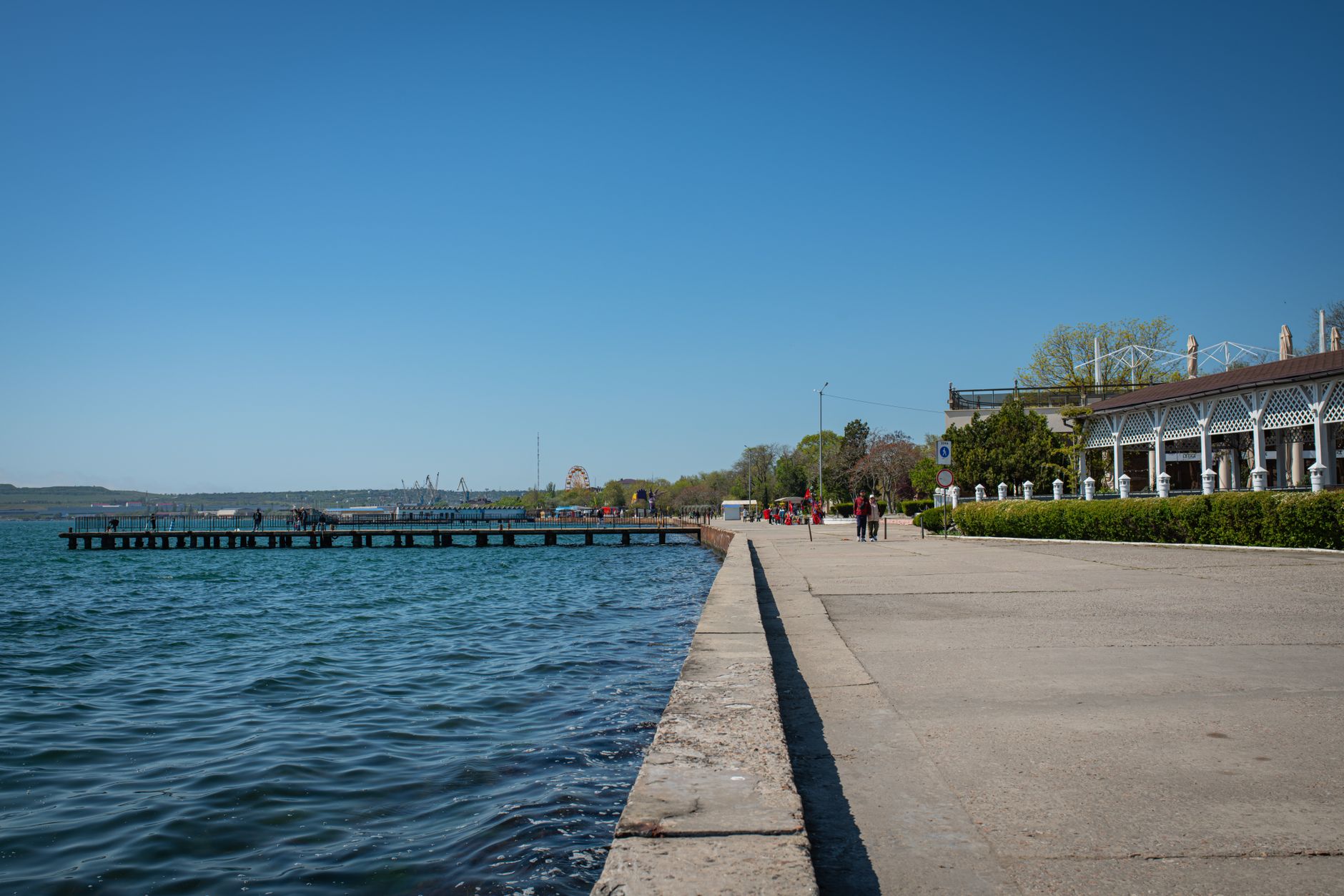 Calm waters and clear skies at a Kerch seaside promenade, ideal for a scenic stroll. — Trójmiasto