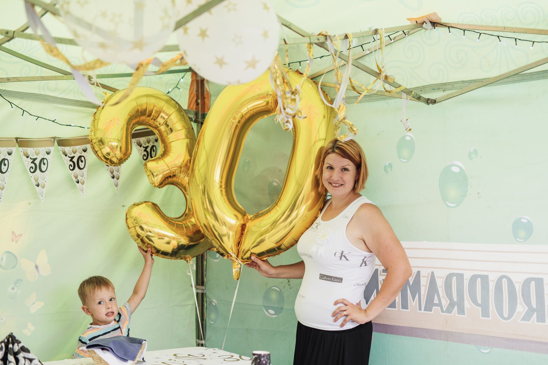 A cheerful 30th birthday party featuring gold balloons and decorations. — Trójmiasto