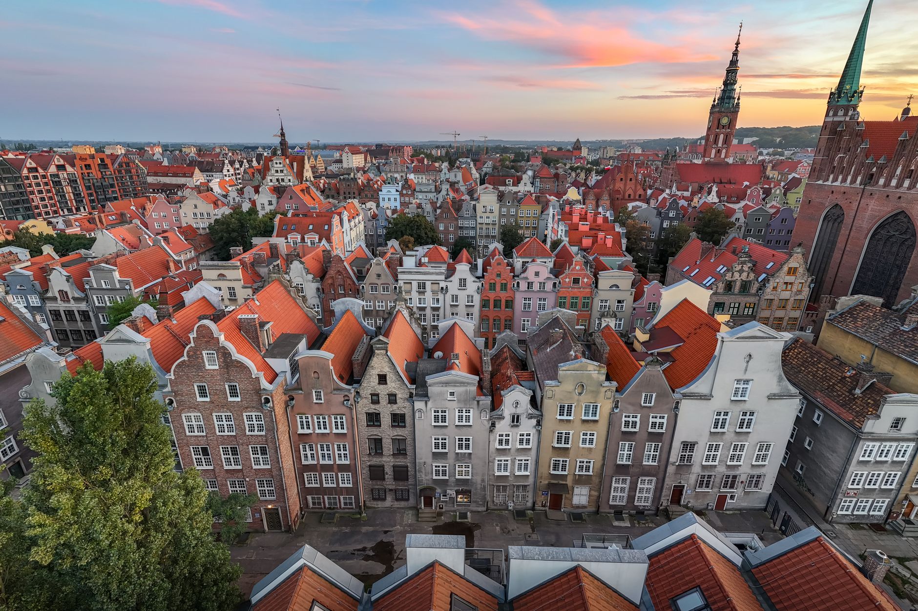 Aerial view of the historic Old Town of Gdańsk with colorful townhouses and St. Mary's Church. — Trójmiasto