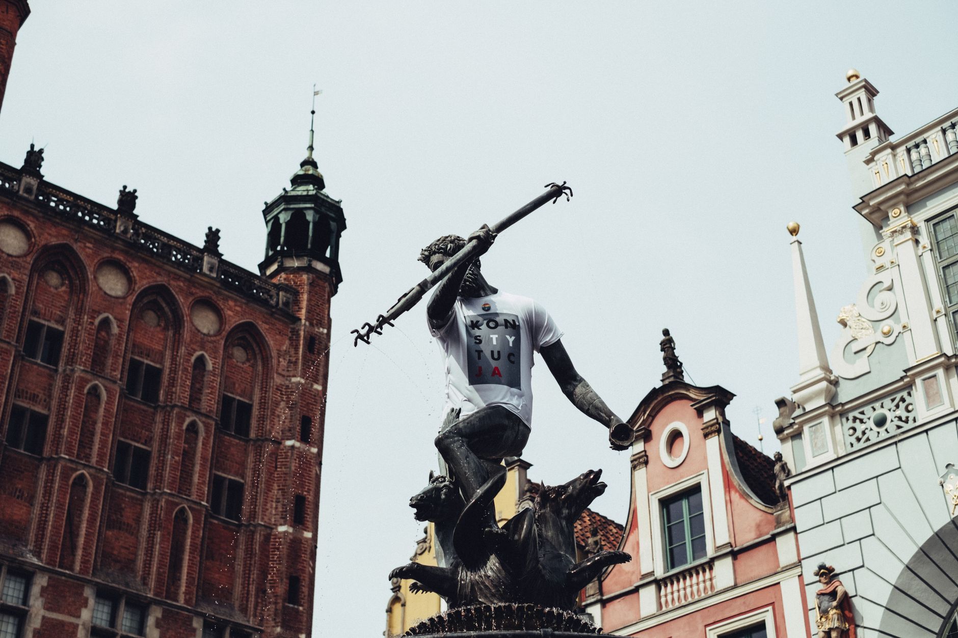 A detailed view of the Neptune Fountain in Gdańsk, showcasing its architecture and cultural significance. — Trójmiasto