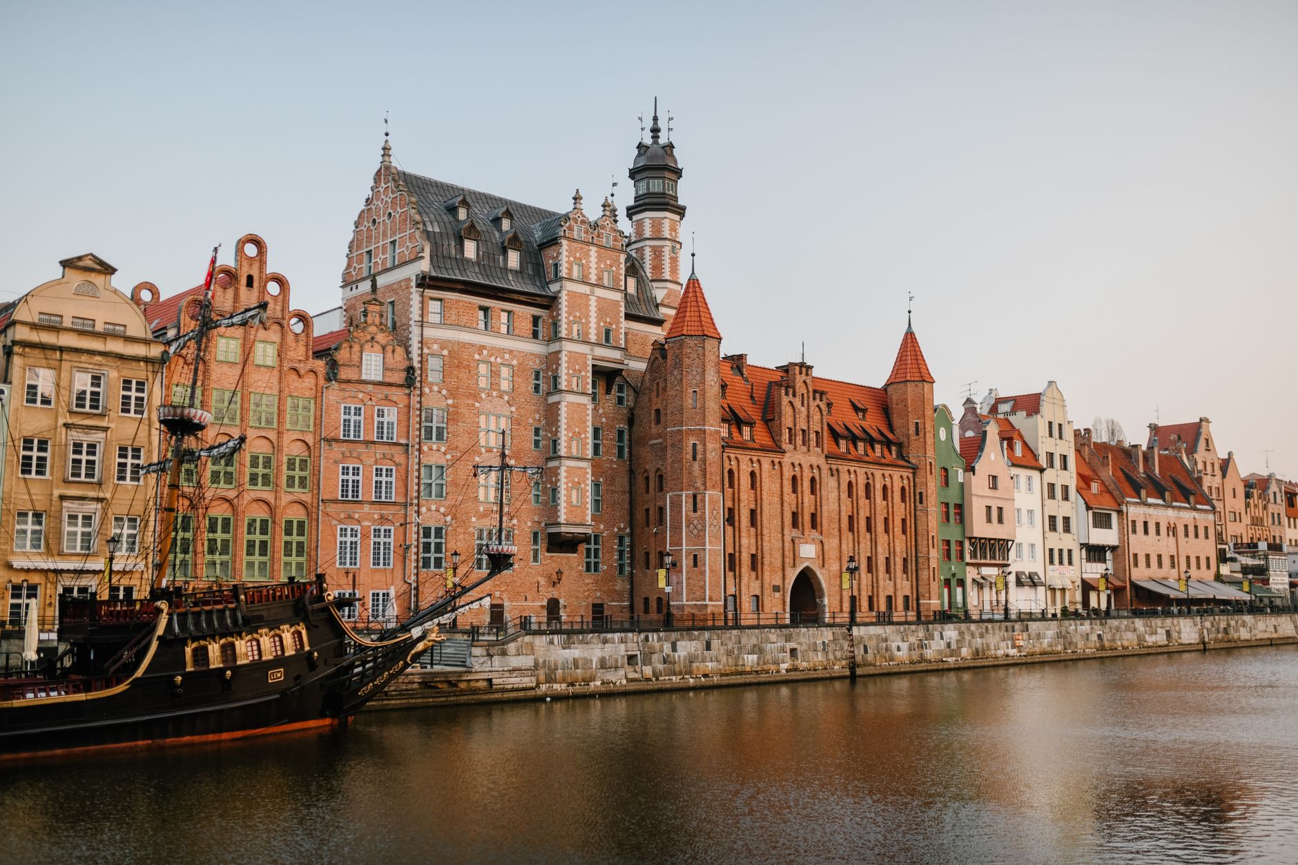 Exterior of historic residential buildings located on calm canal shore in Gdansk Poland on clear day — Trójmiasto